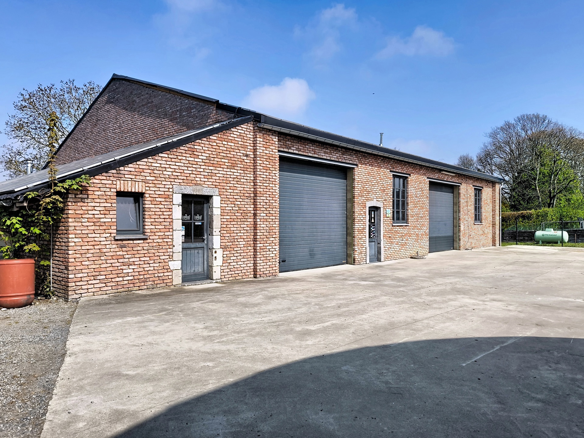 Picture 1 of 5 for Warehouse in Héron
