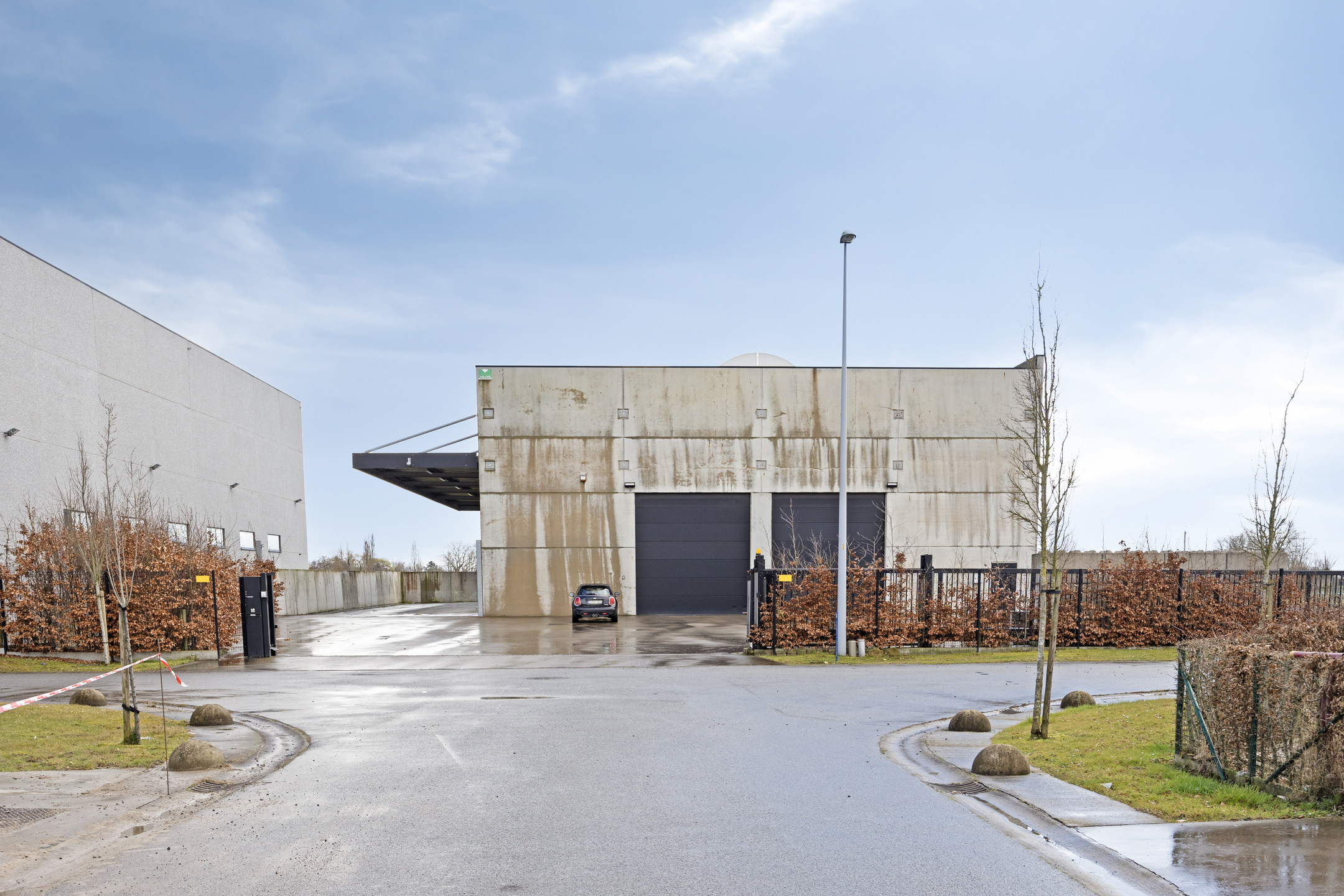 Foto 1 van 4 van Kantoor en magazijn in Moorslede