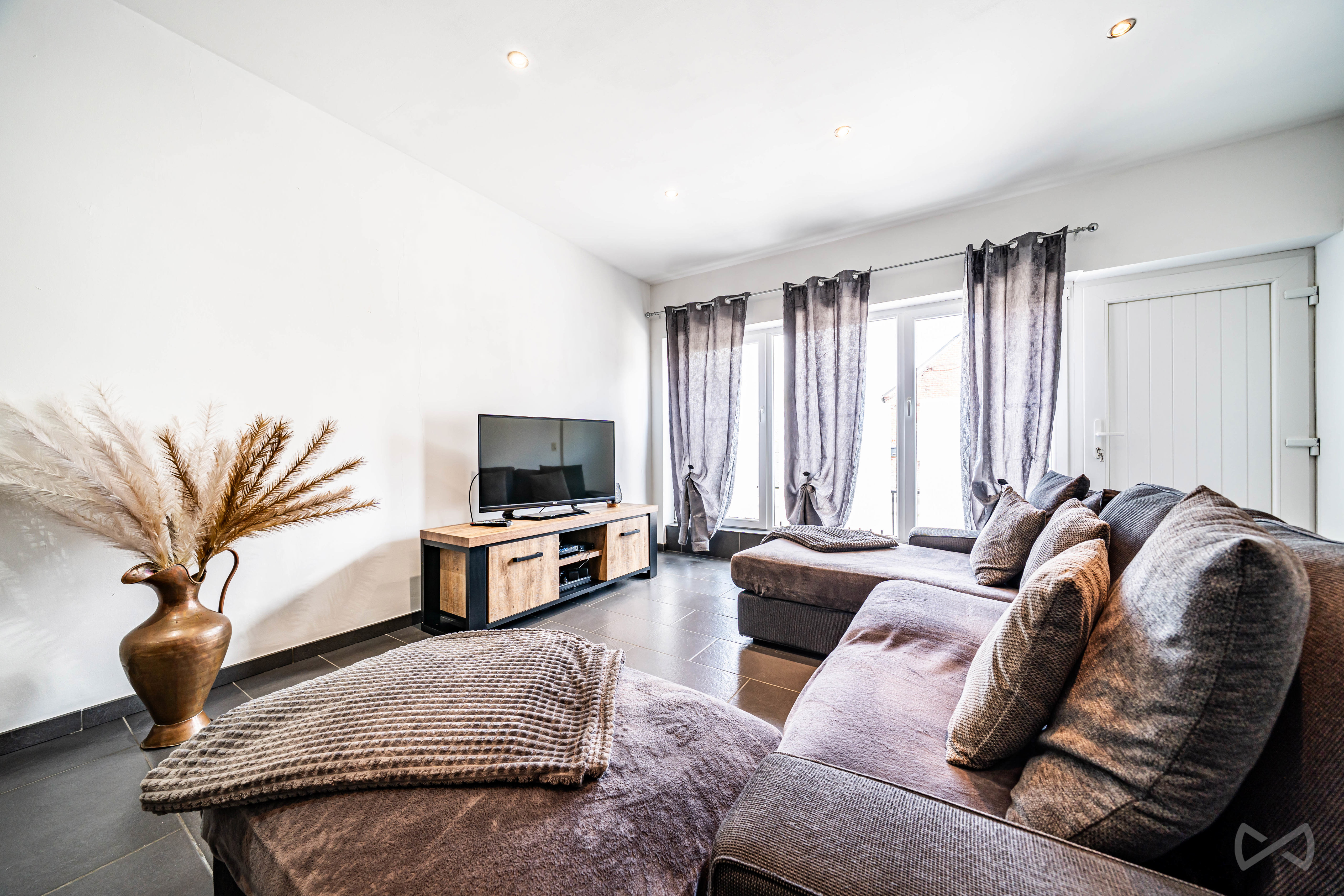 Photo 3 sur 3 pour Immeuble mixte de cinq chambres à Tertre