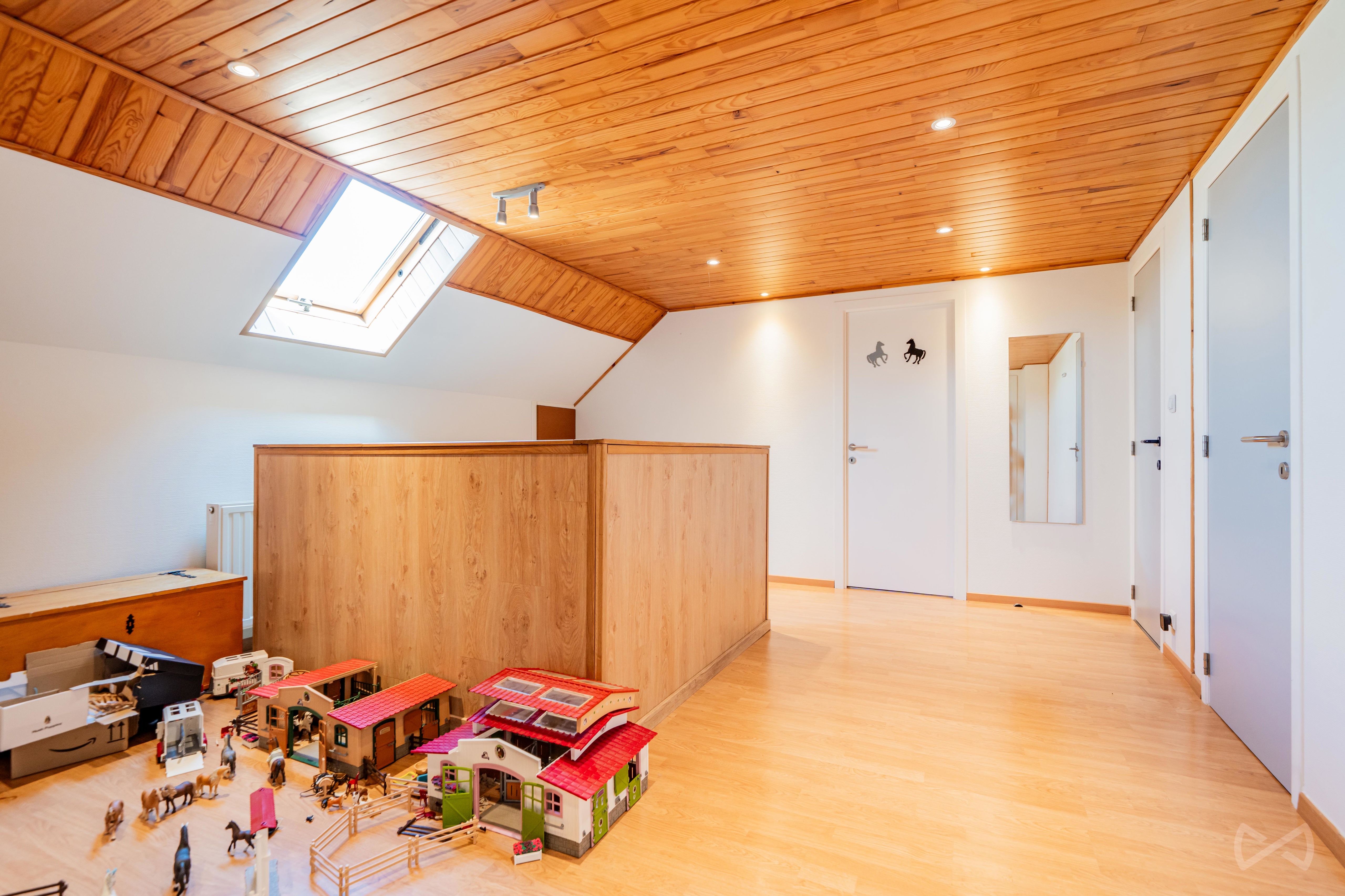 Picture 1 of 4 for Villa with four bedrooms in Merdorp