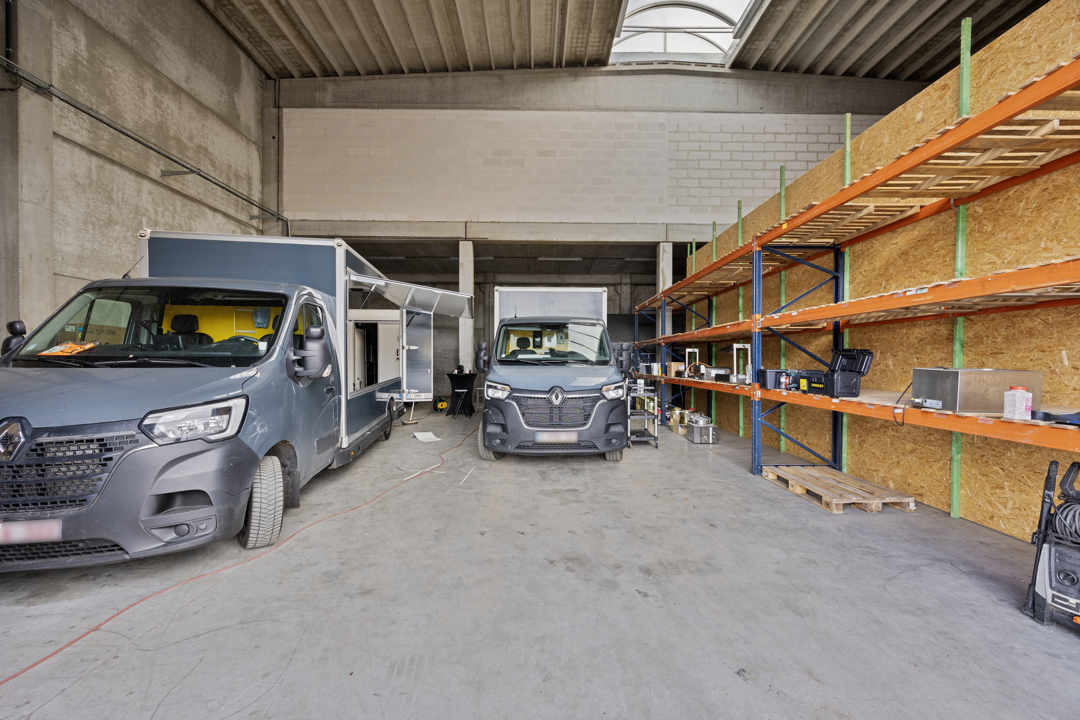 Foto 2 van 4 van Kantoor en magazijn in Moorslede