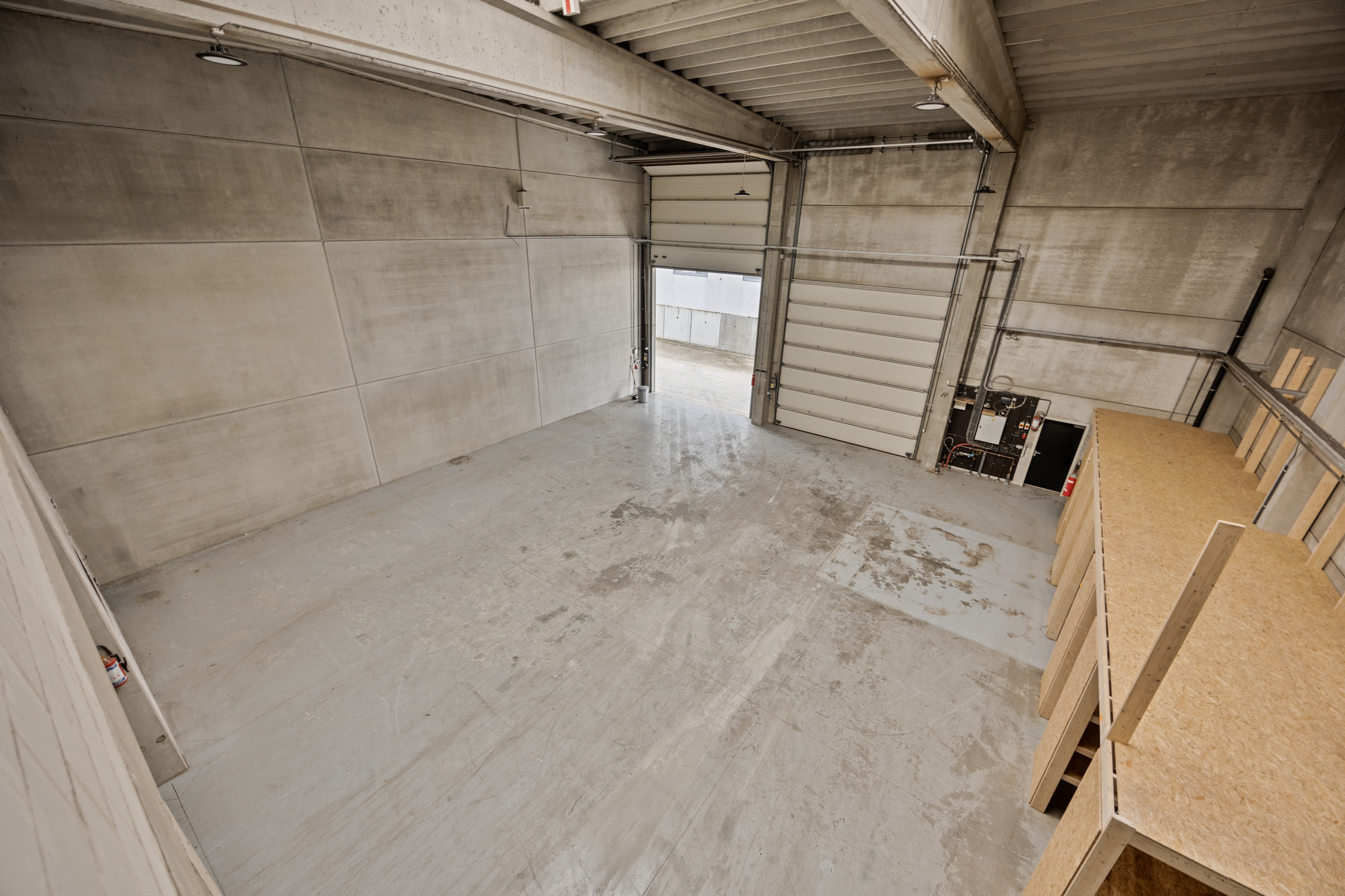 Foto 1 van 4 van Kantoor en magazijn in Moorslede