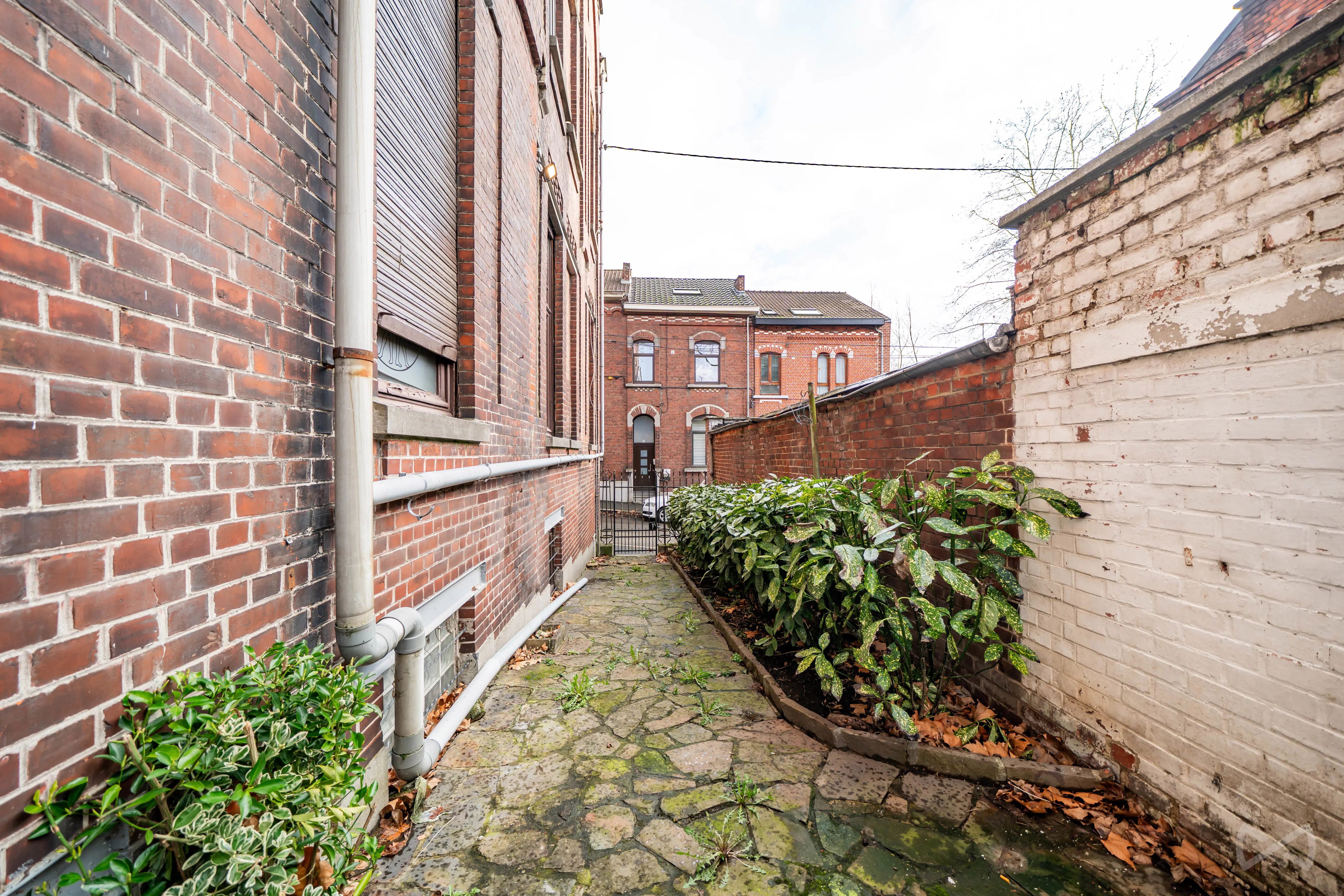 Photo 2 sur 4 pour Immeuble mixte de neuf chambres à Montignies-Sur-Sambre