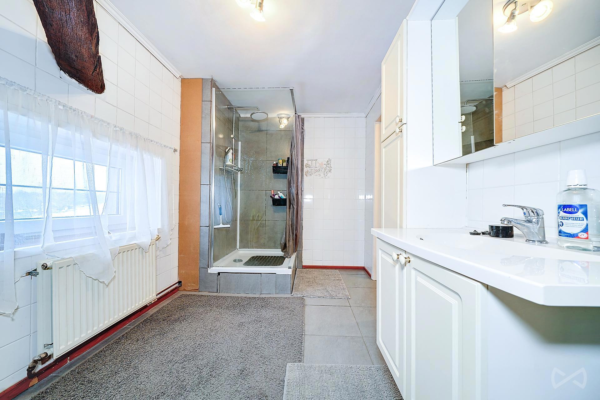 Foto 1 van 4 van Gebouw voor gemengd gebruik met vier slaapkamers in Villers-le-Gambon