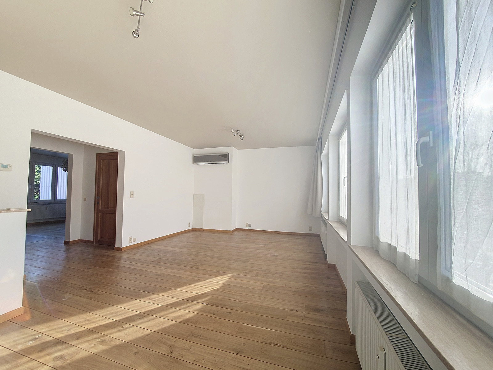 Photo 3 sur 4 pour Immeuble à appartements de six chambres à Brussel