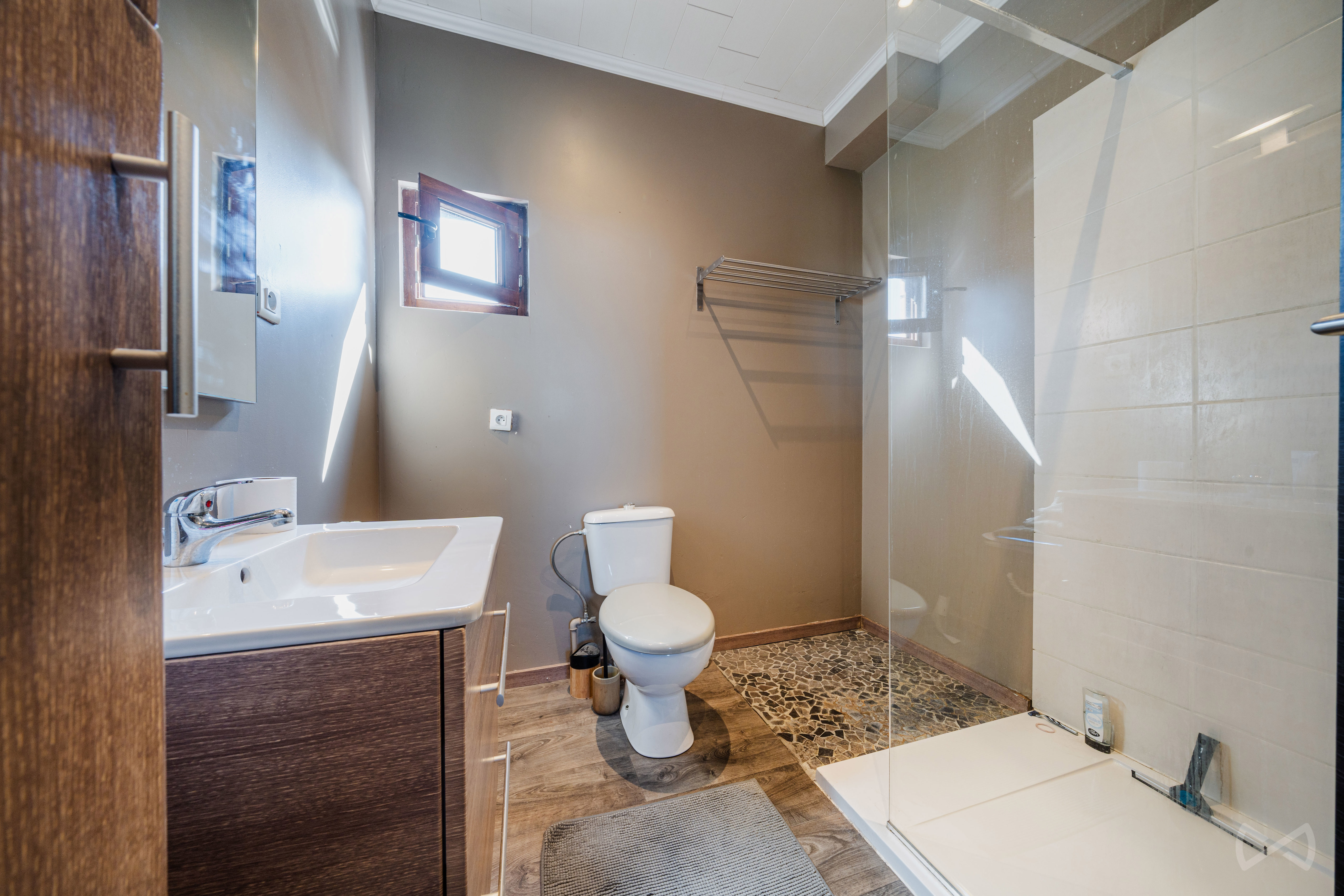 Foto 4 van 4 van Appartementsgebouw met vier slaapkamers in Mont-sur-marchienne