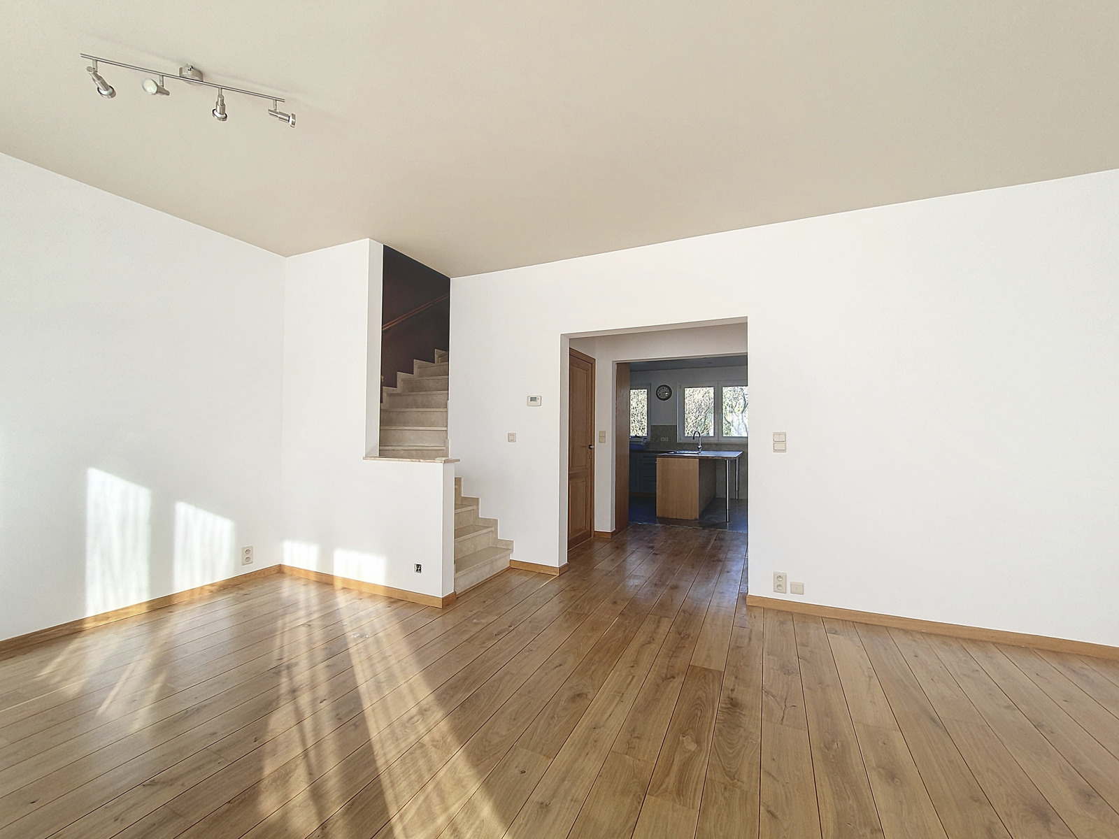 Photo 2 sur 3 pour Immeuble à appartements de six chambres à Brussel