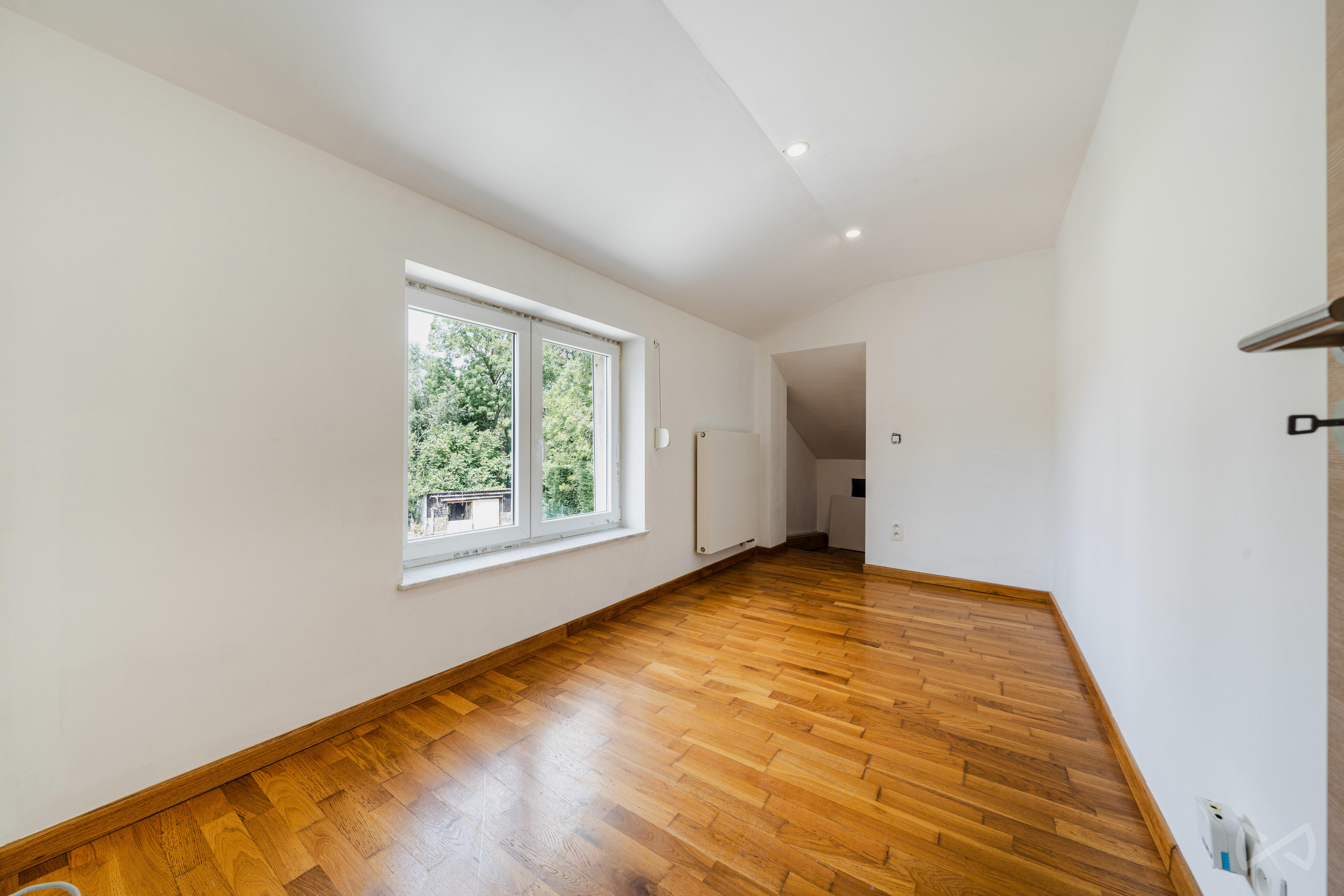 Photo 2 sur 4 pour Maison de deux chambres à Roux