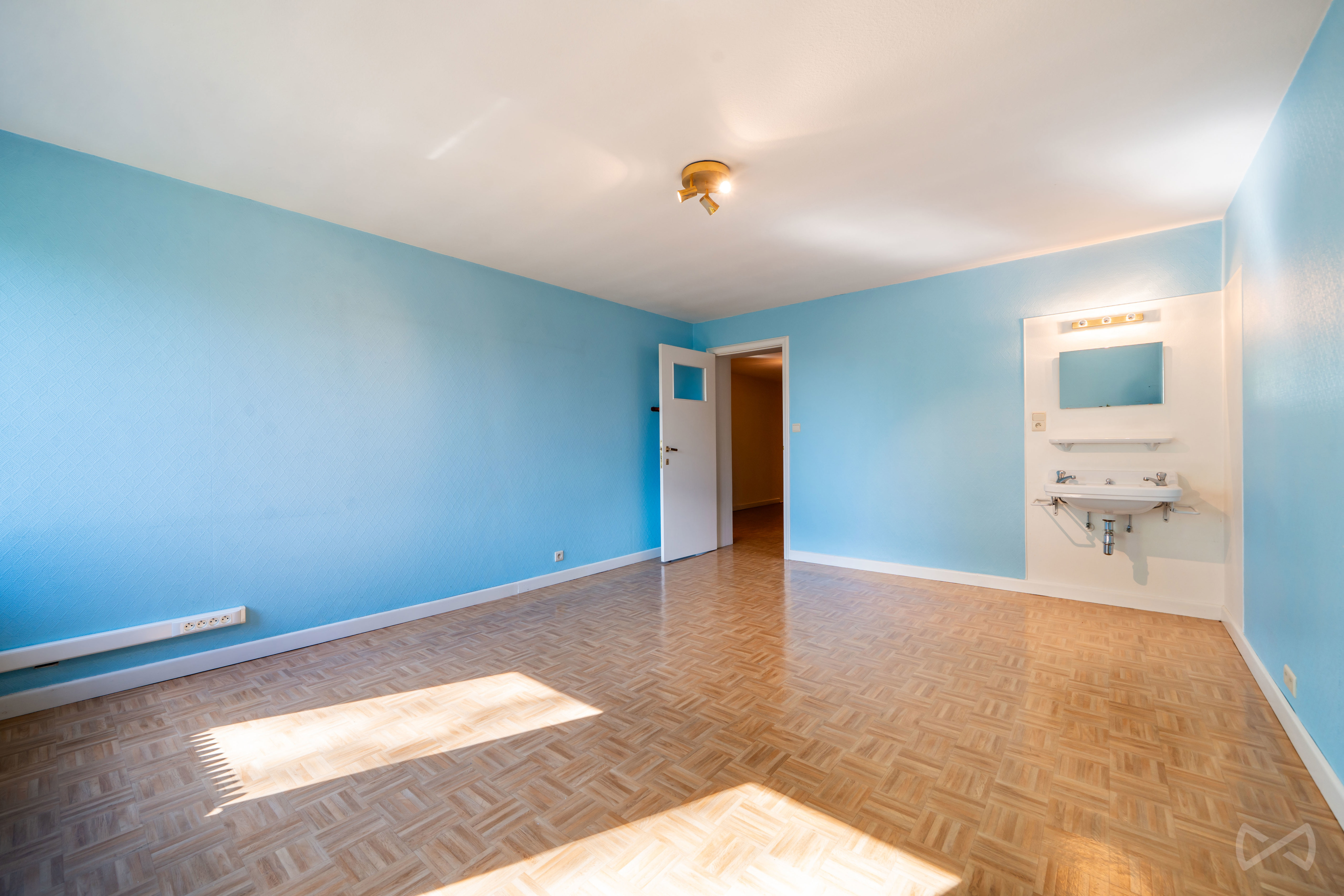 Foto 1 van 4 van Villa met zes slaapkamers in Baudour