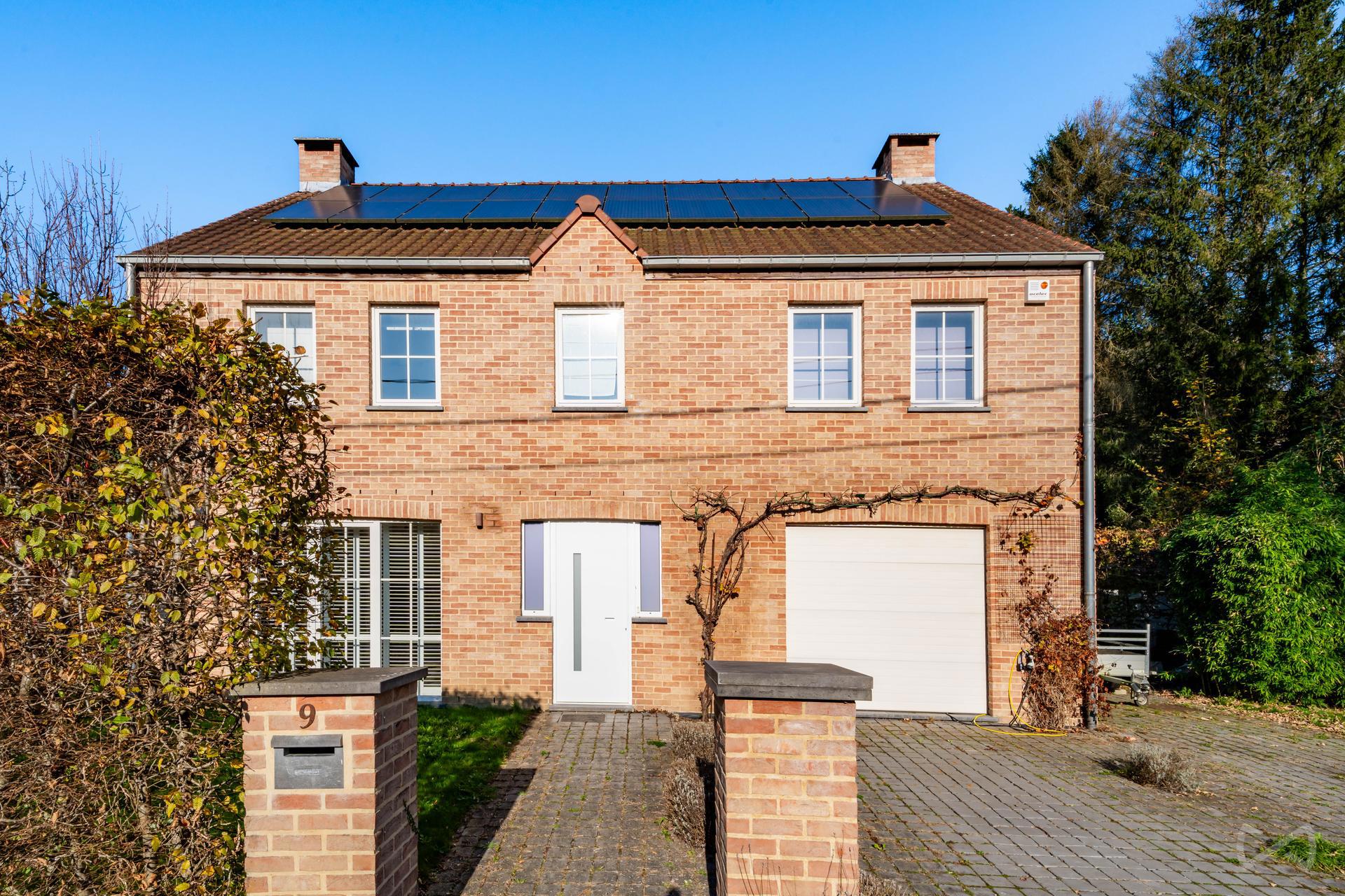 Picture 3 of 3 for House with five bedrooms in Court-saint-Étienne