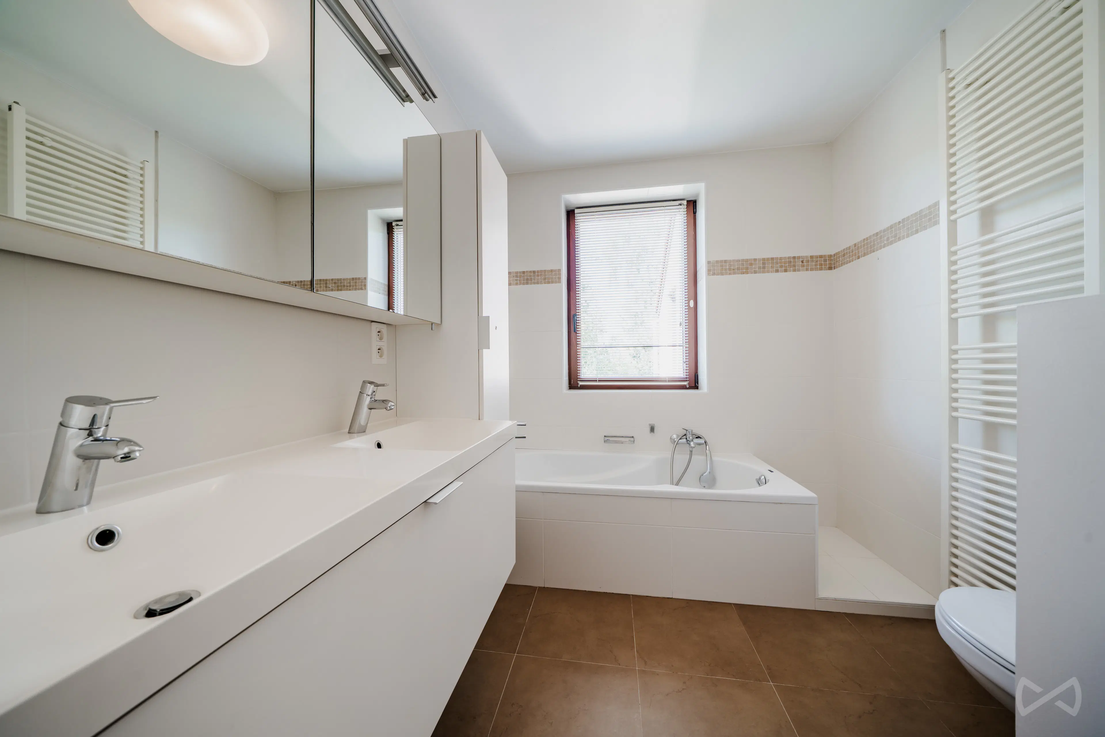 Picture 1 of 4 for Flat with three bedrooms in Waterloo