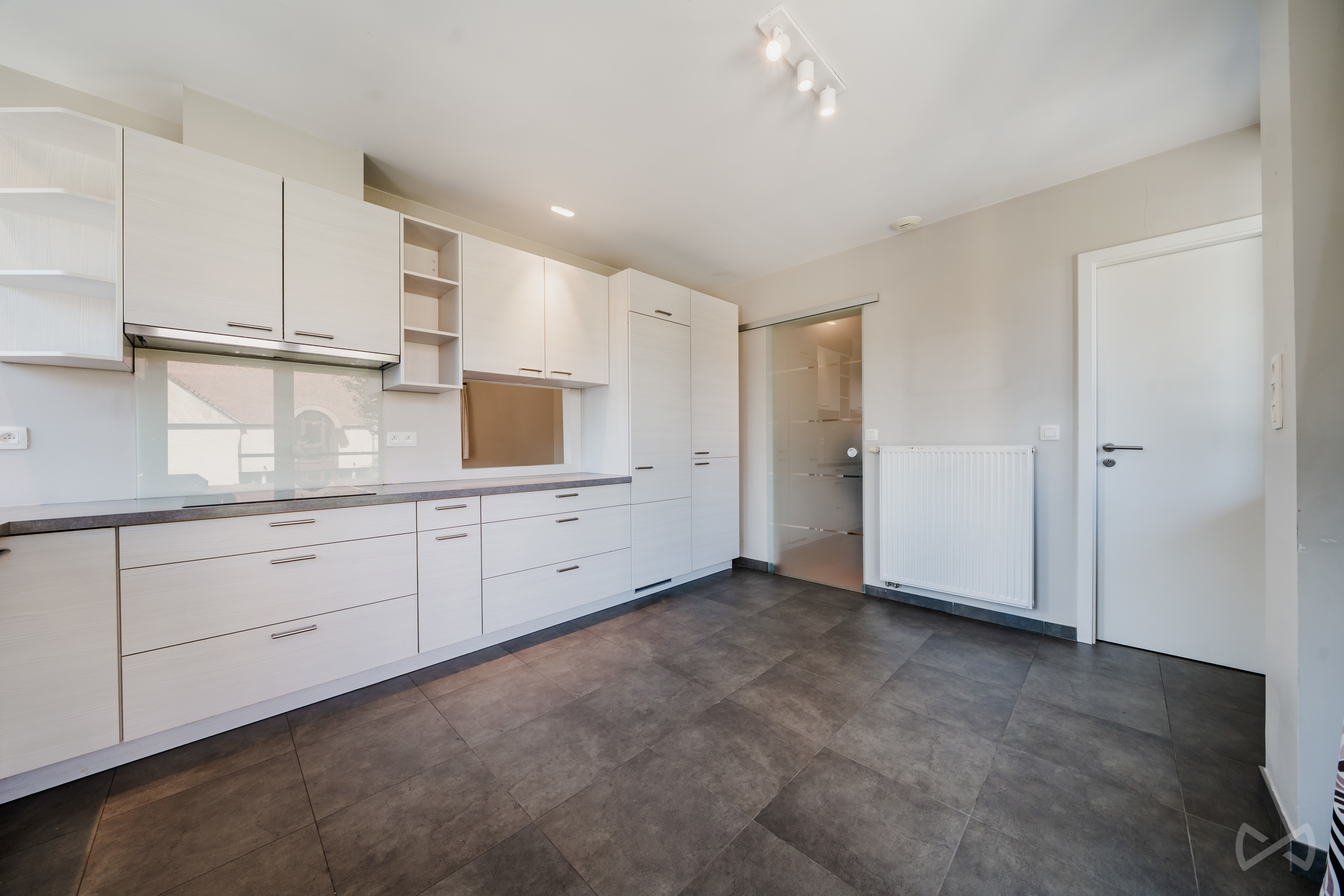 Picture 2 of 4 for Flat with three bedrooms in Waterloo