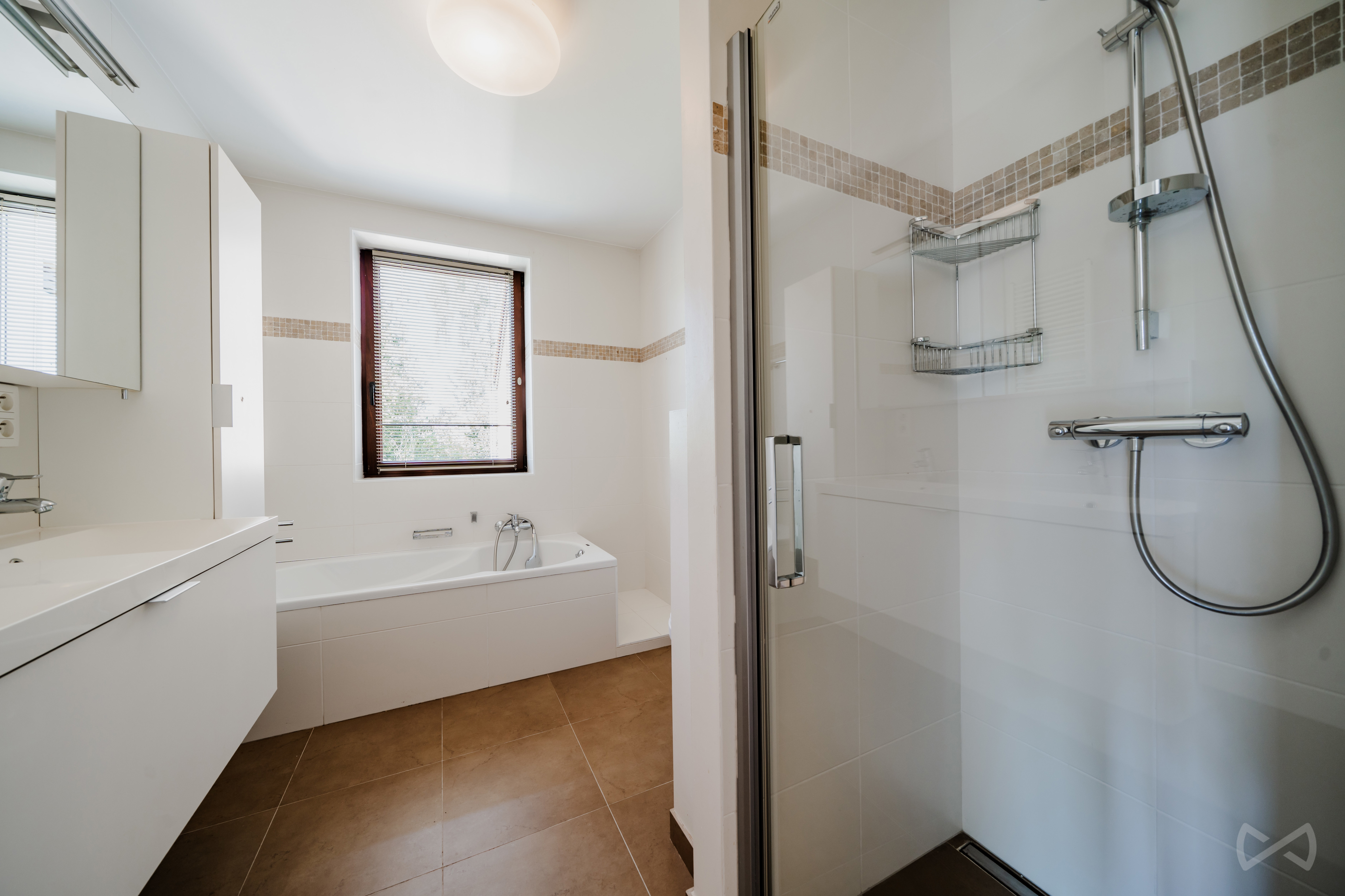 Picture 2 of 4 for Flat with three bedrooms in Waterloo