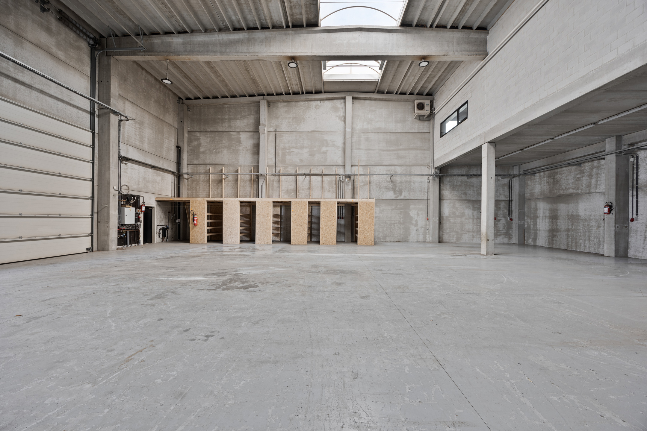 Foto 2 van 4 van Kantoor en magazijn in Moorslede