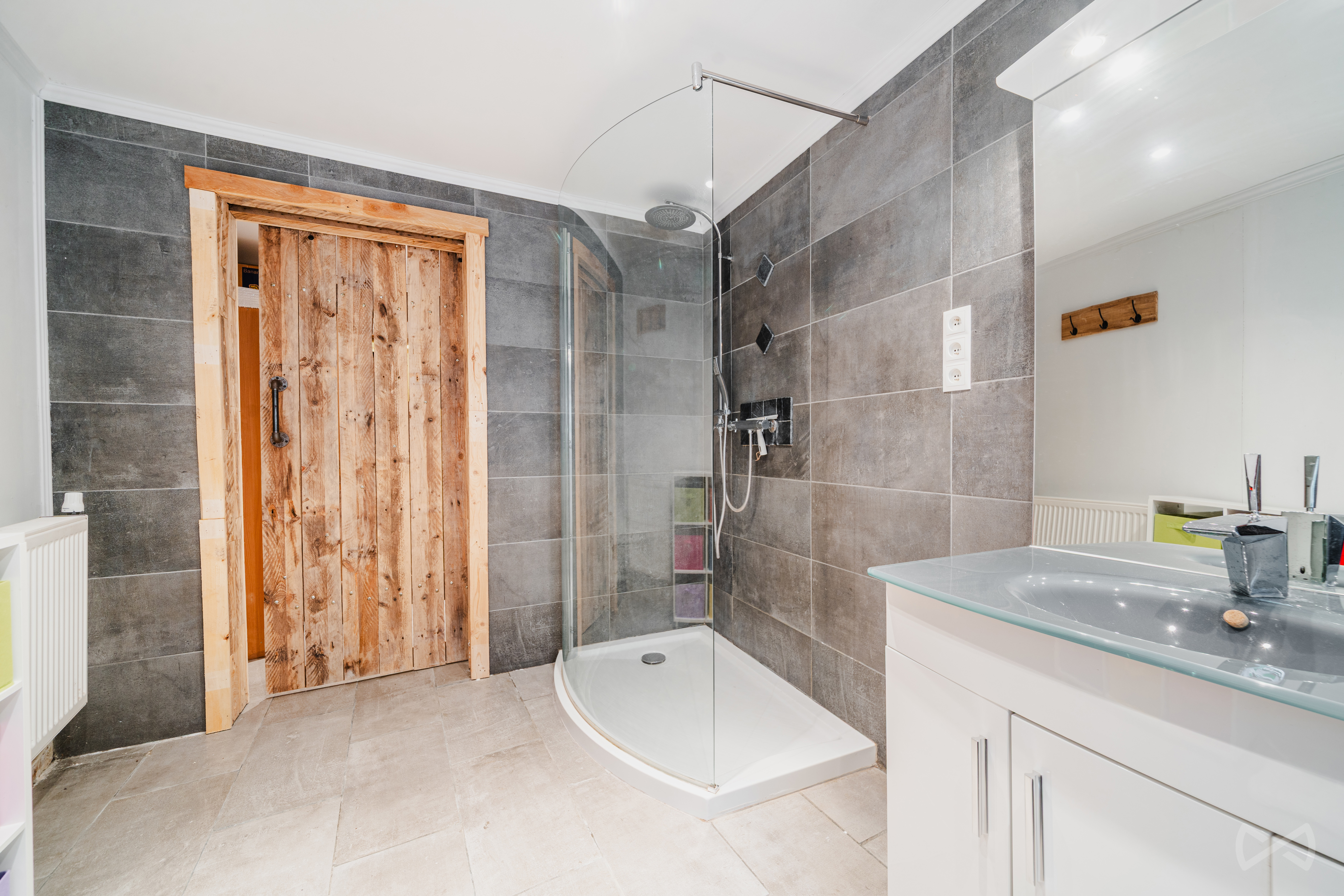 Photo 3 sur 4 pour Maison de deux chambres à Roux