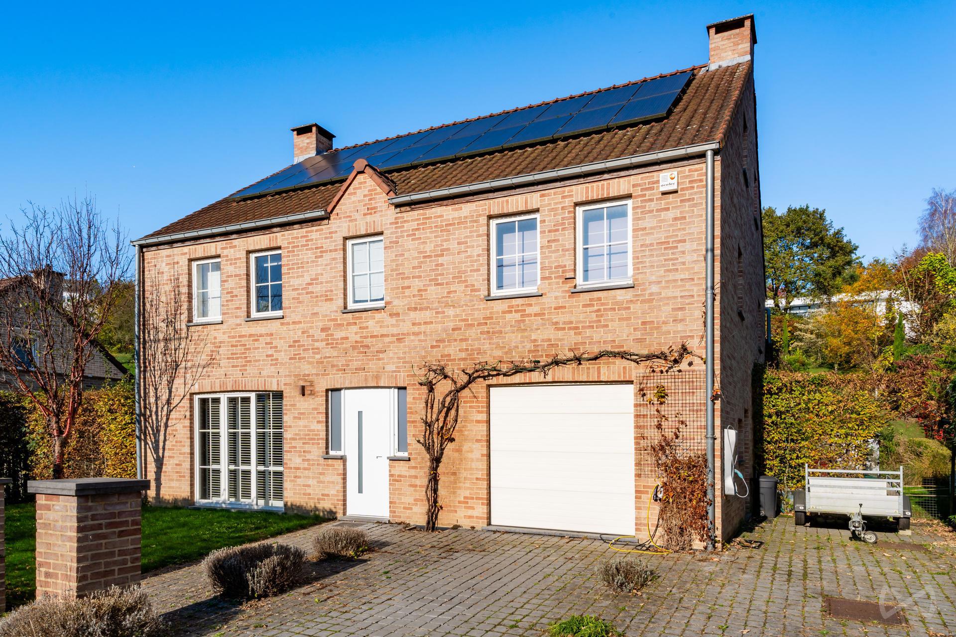 Picture 2 of 3 for House with five bedrooms in Court-saint-Étienne