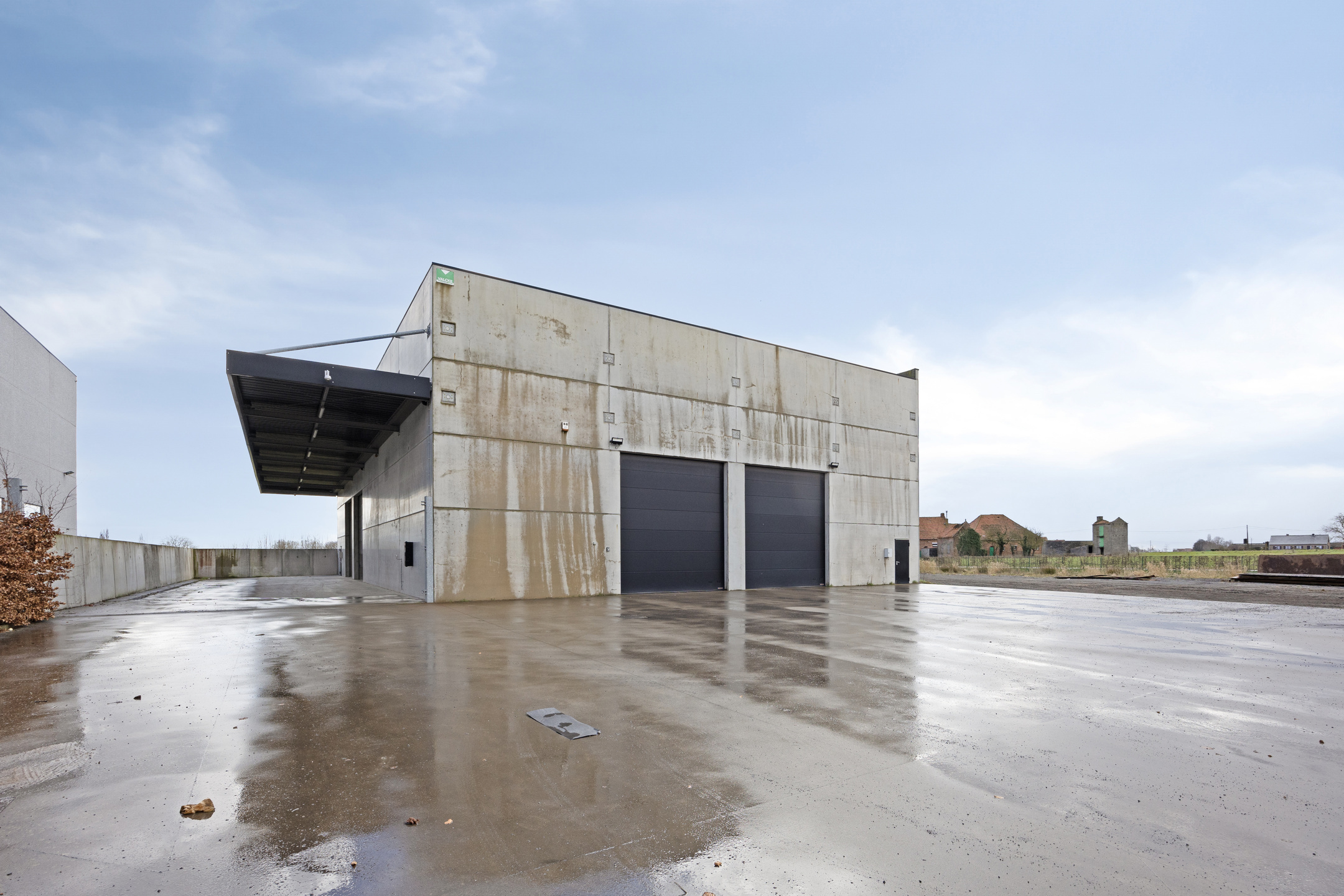 Foto 2 van 4 van Kantoor en magazijn in Moorslede