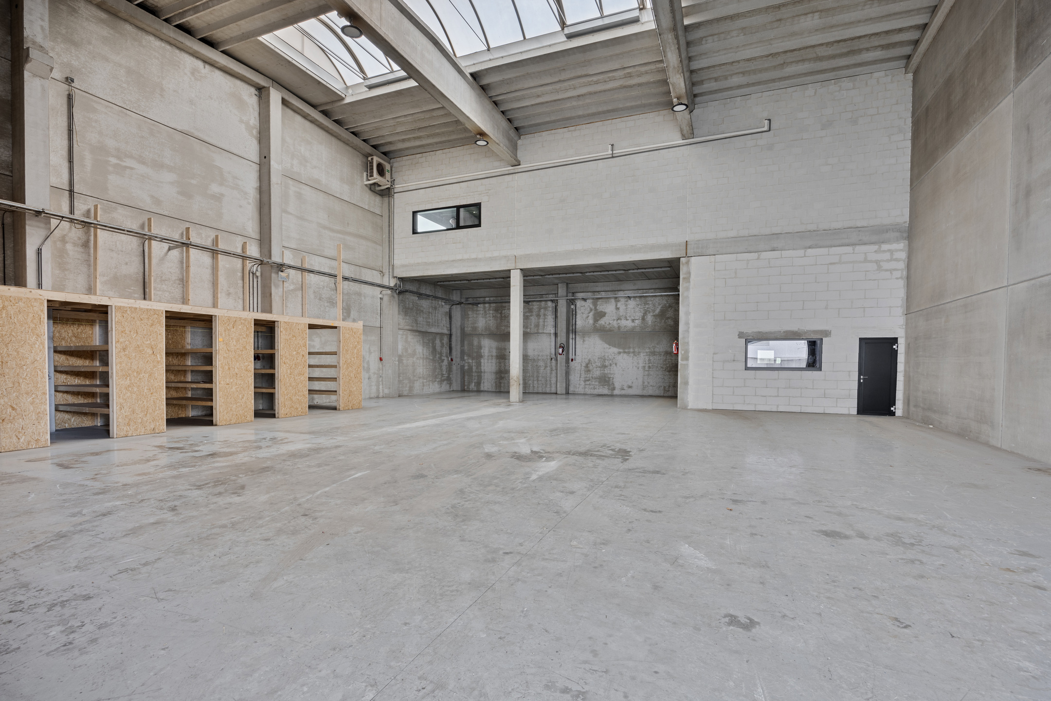 Foto 3 van 4 van Kantoor en magazijn in Moorslede