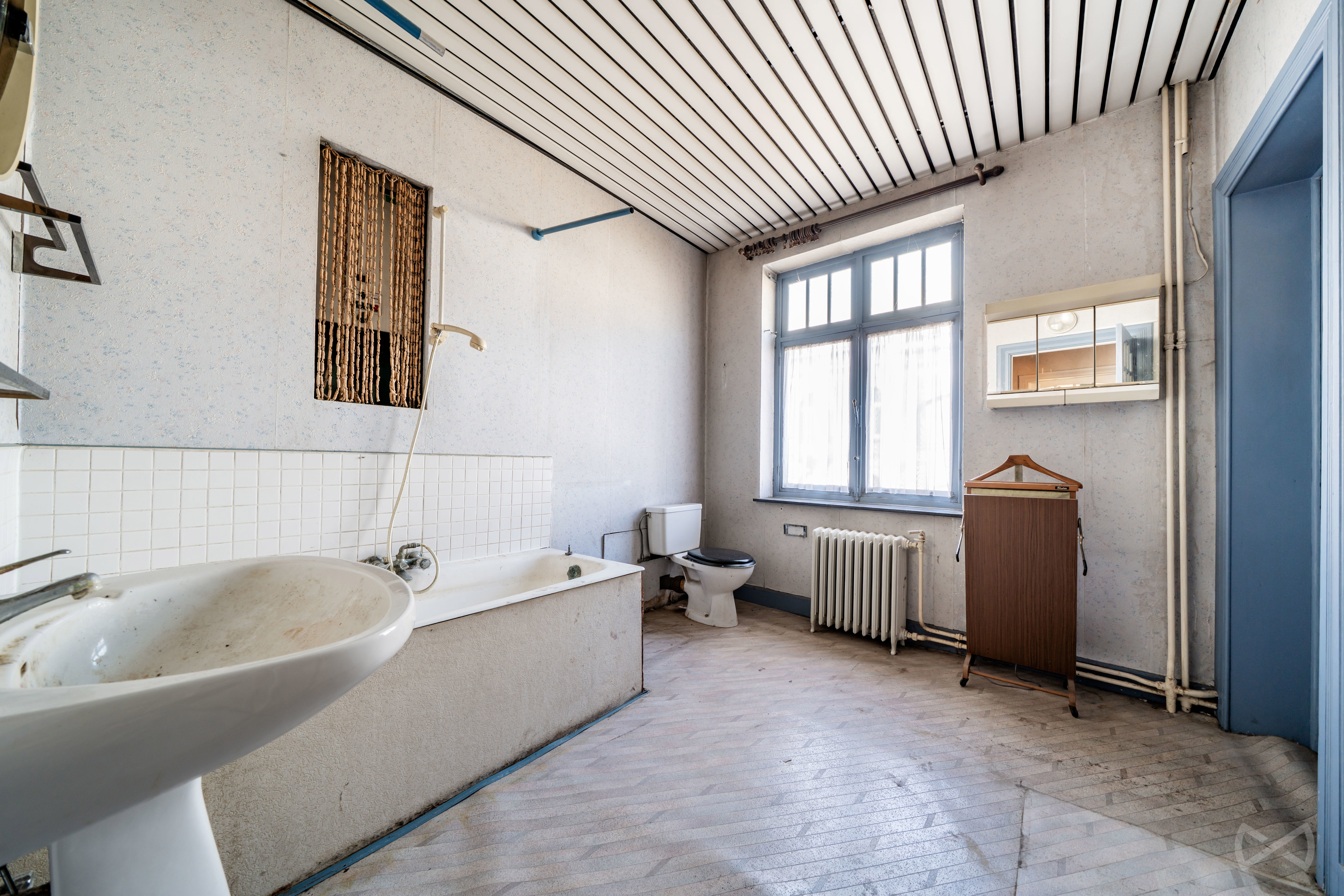 Picture 2 of 4 for Villa with six bedrooms in Marcinelle
