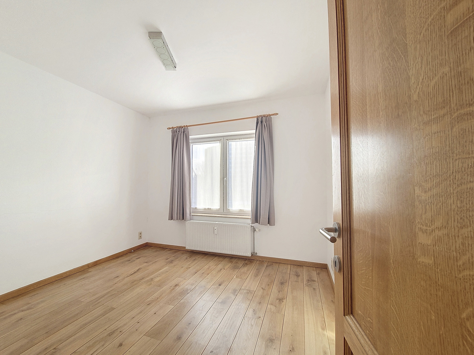 Photo 3 sur 4 pour Immeuble à appartements de six chambres à Brussel