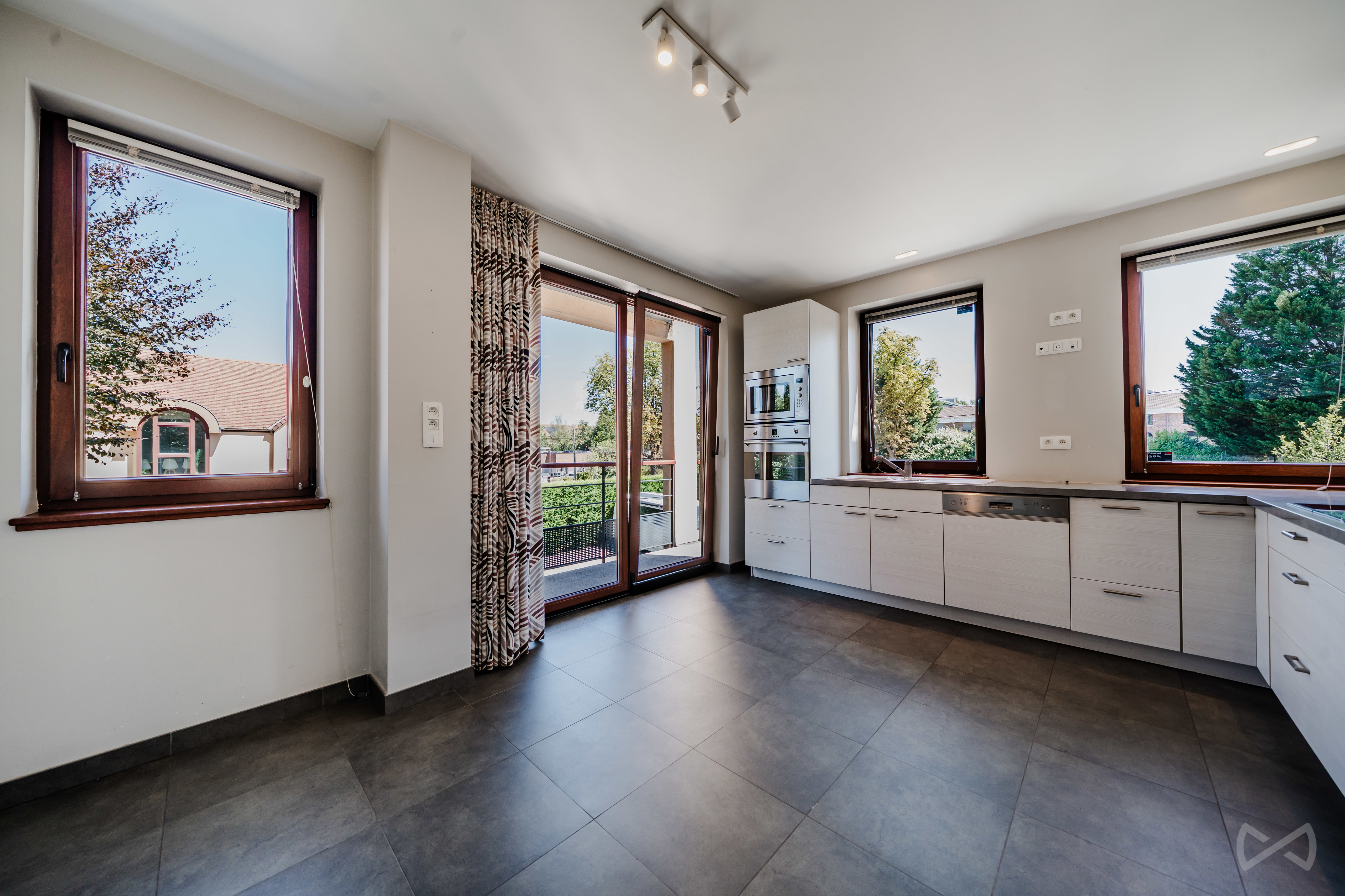 Picture 1 of 4 for Flat with three bedrooms in Waterloo
