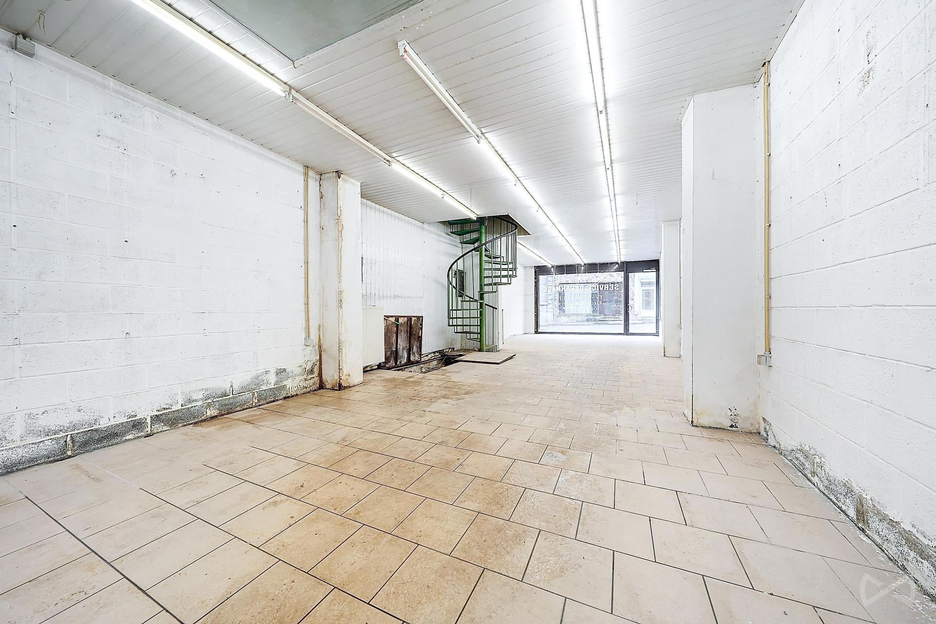 Photo 3 sur 3 pour Immeuble mixte de cinq chambres à Perwez