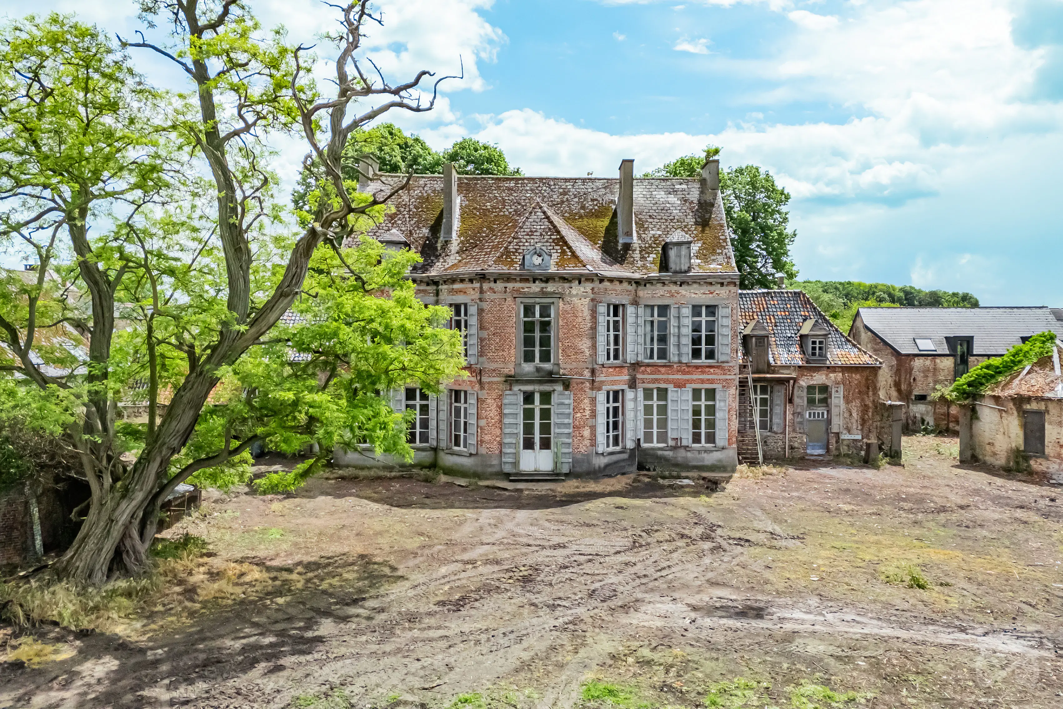 Photo 2 sur 3 pour Château de dix chambres à Vellereille-le-sec