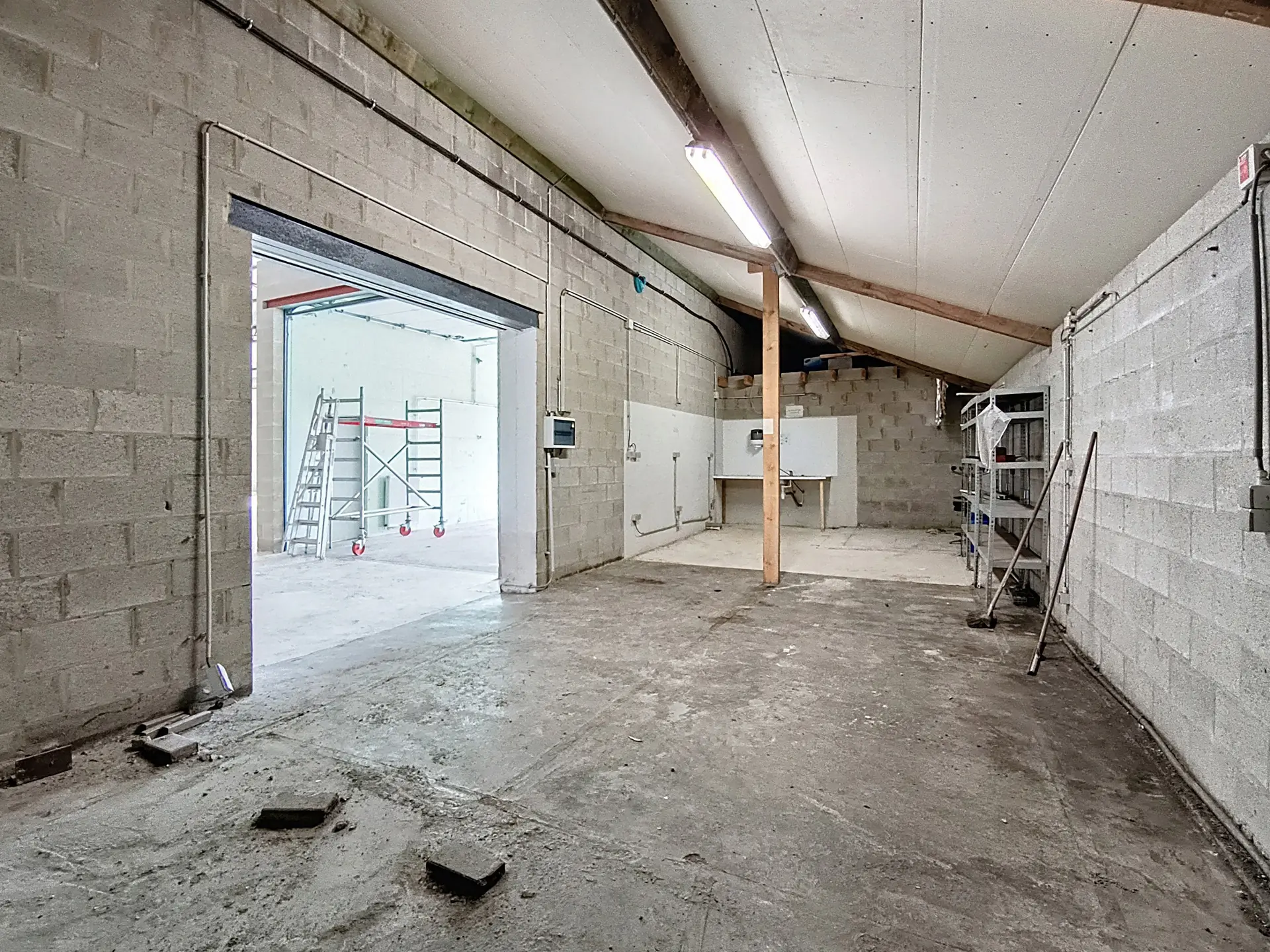 Picture 2 of 4 for Warehouse in Héron