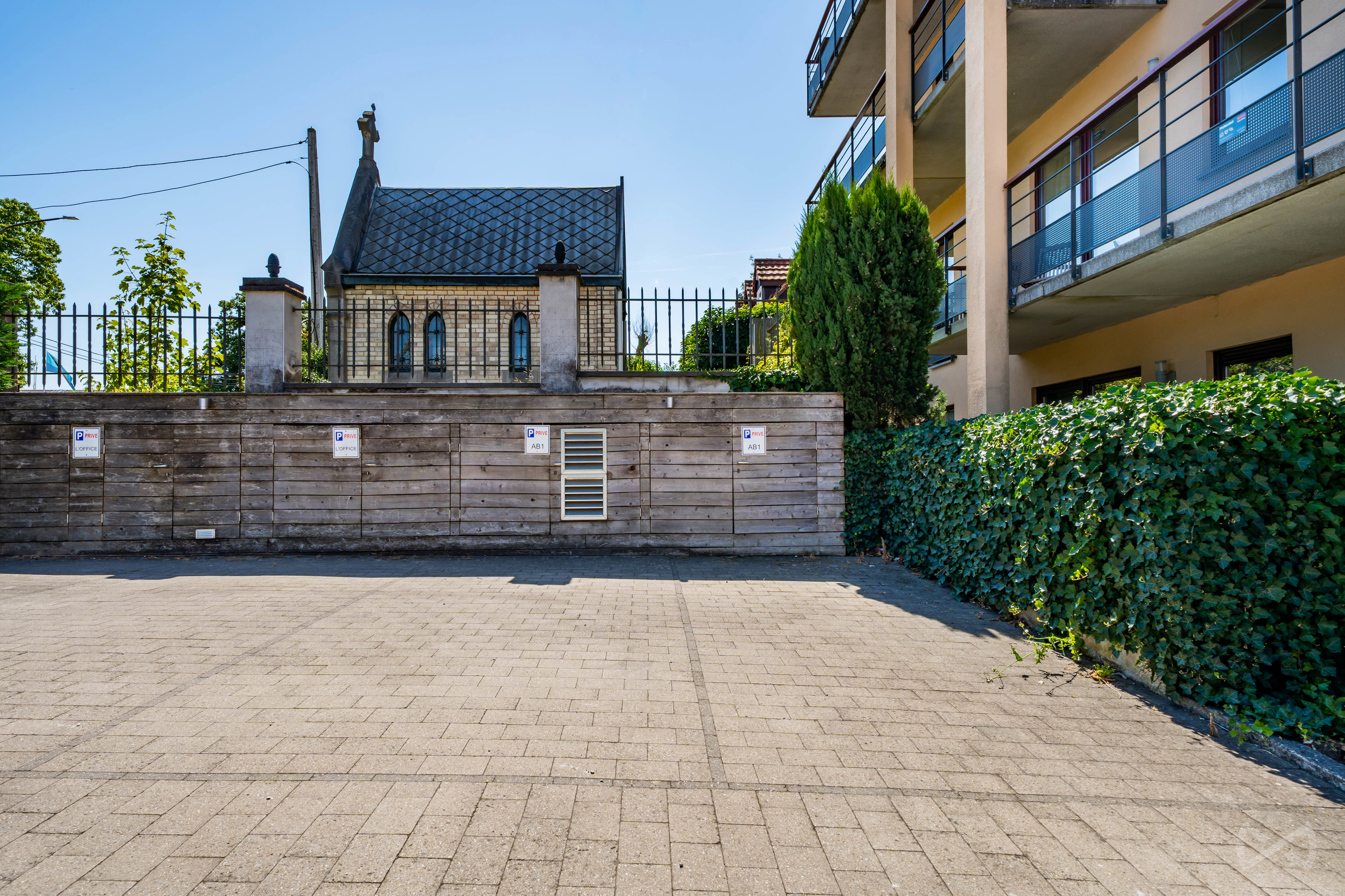 Picture 1 of 4 for Flat with three bedrooms in Waterloo