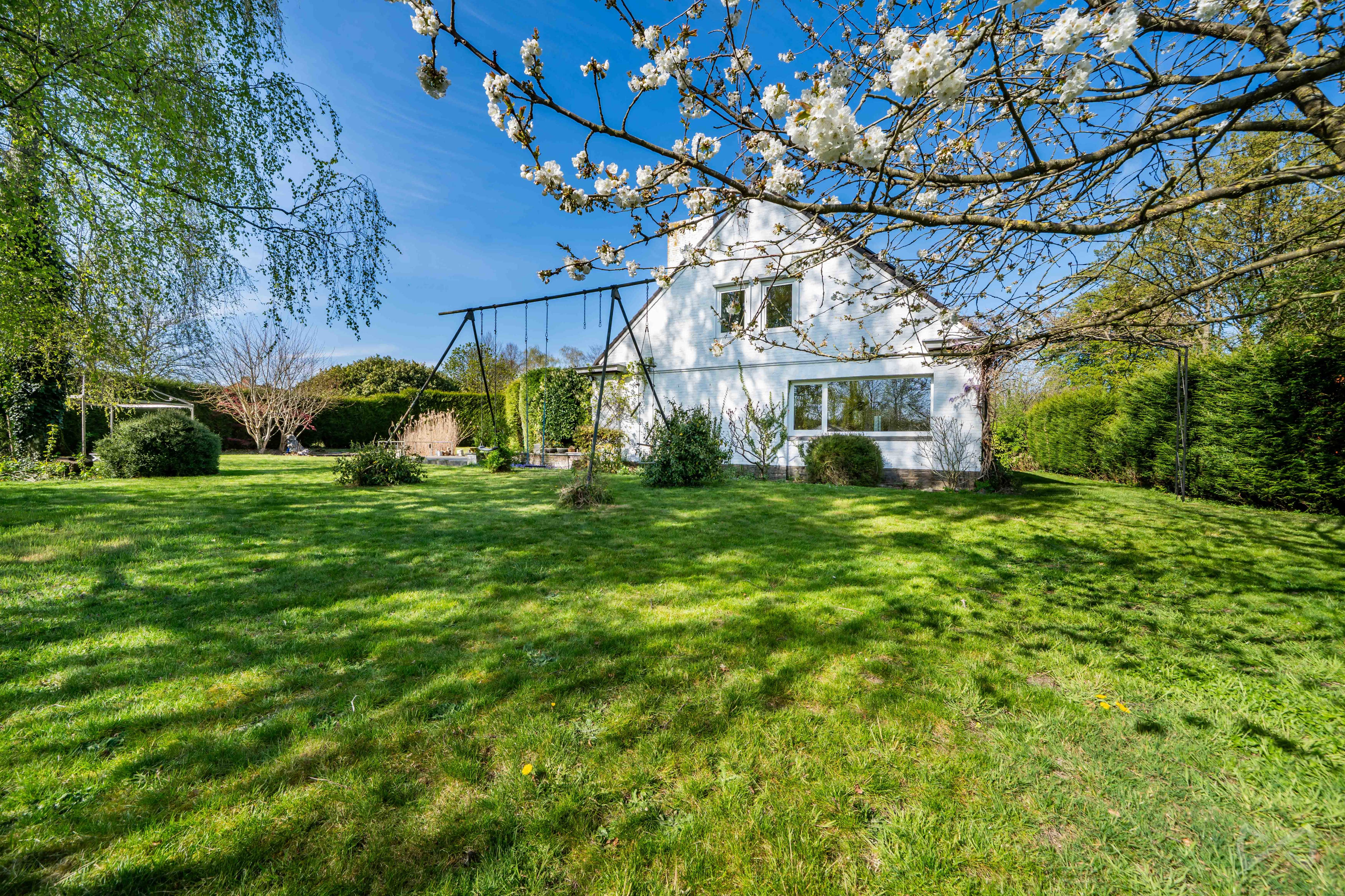 Foto 1 van 4 van Villa met zes slaapkamers in Baudour