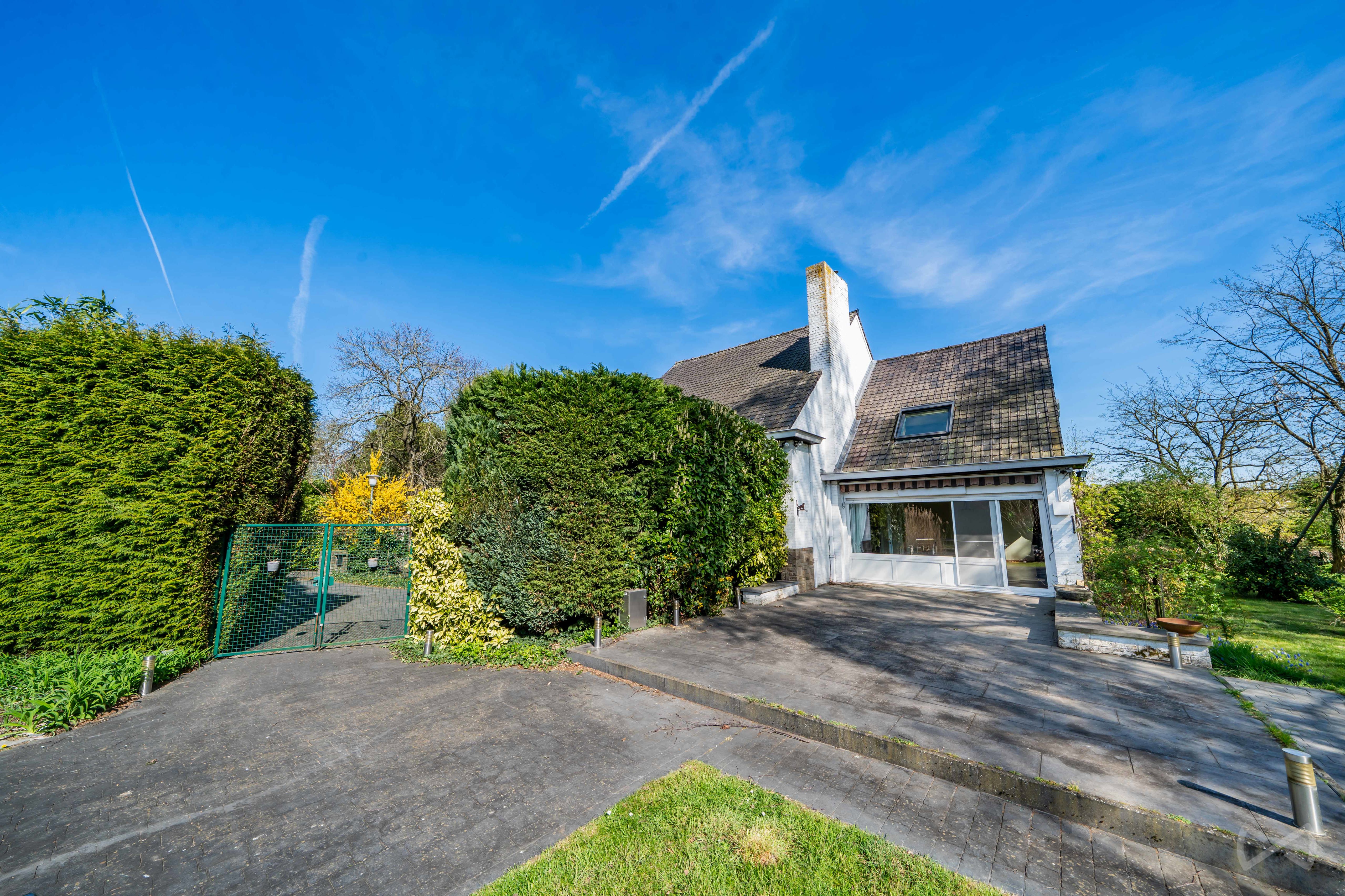 Foto 1 van 4 van Villa met zes slaapkamers in Baudour