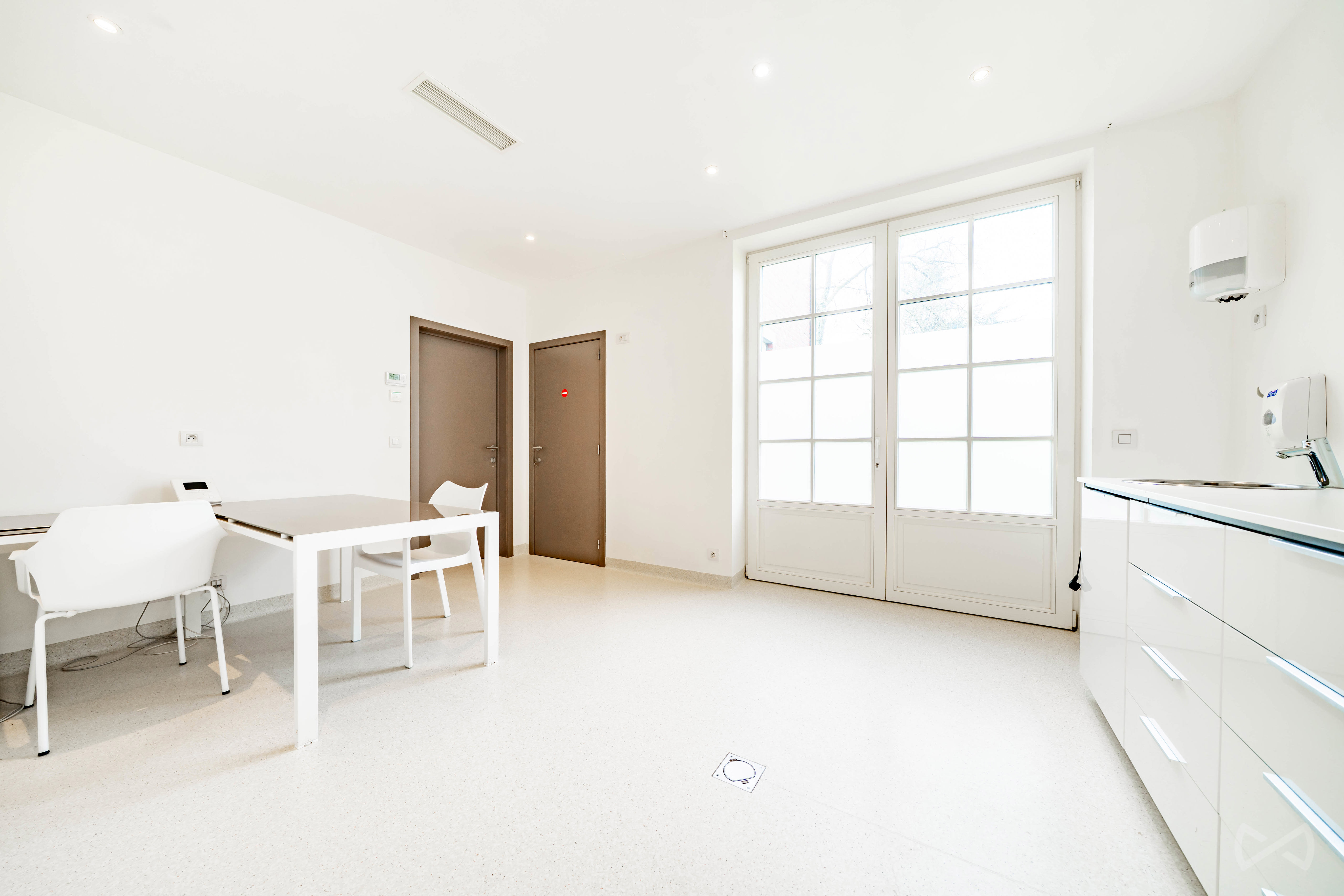 Photo 3 sur 4 pour Immeuble commercial à Bolinne