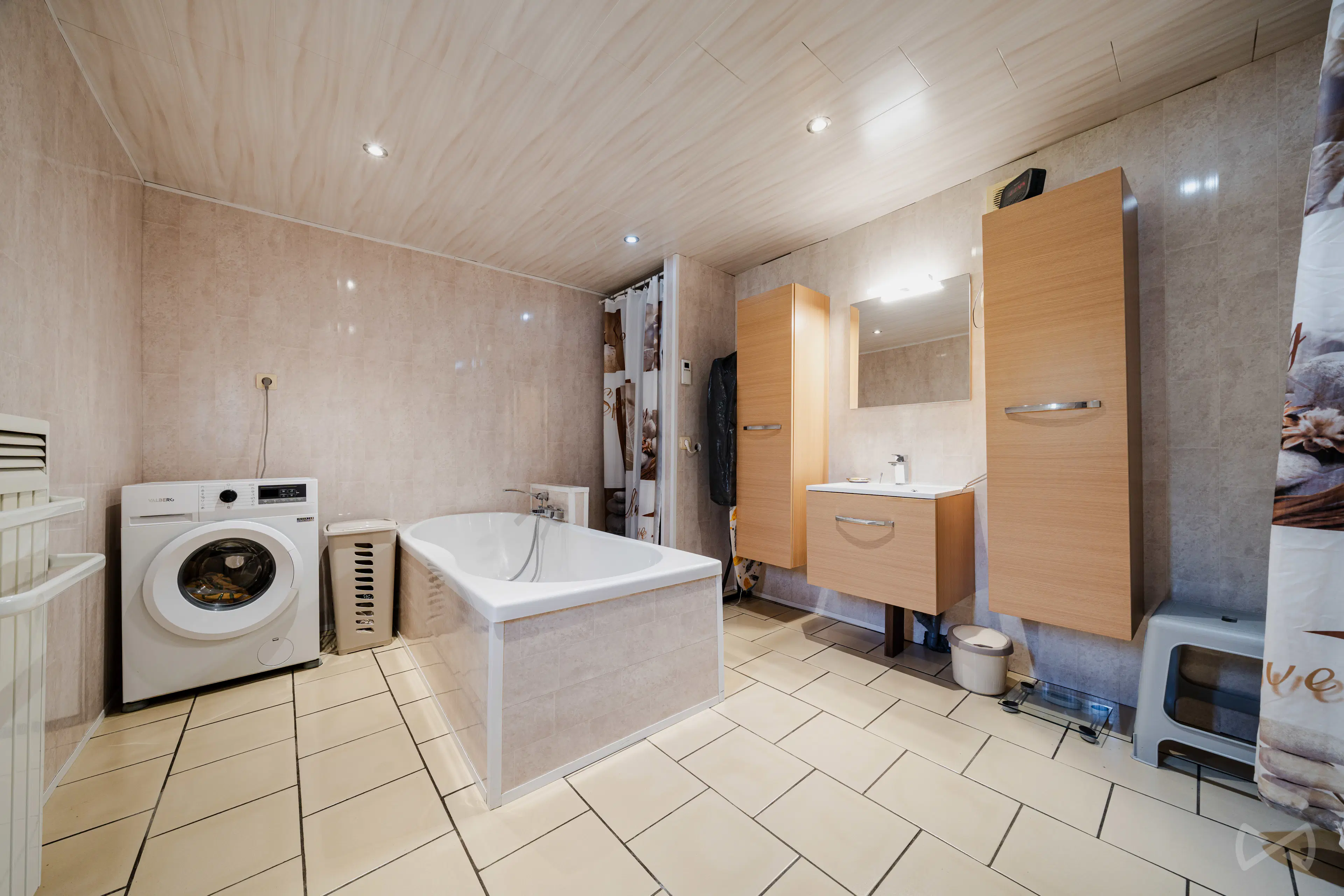 Foto 4 van 4 van Appartementsgebouw met vier slaapkamers in Mont-sur-marchienne