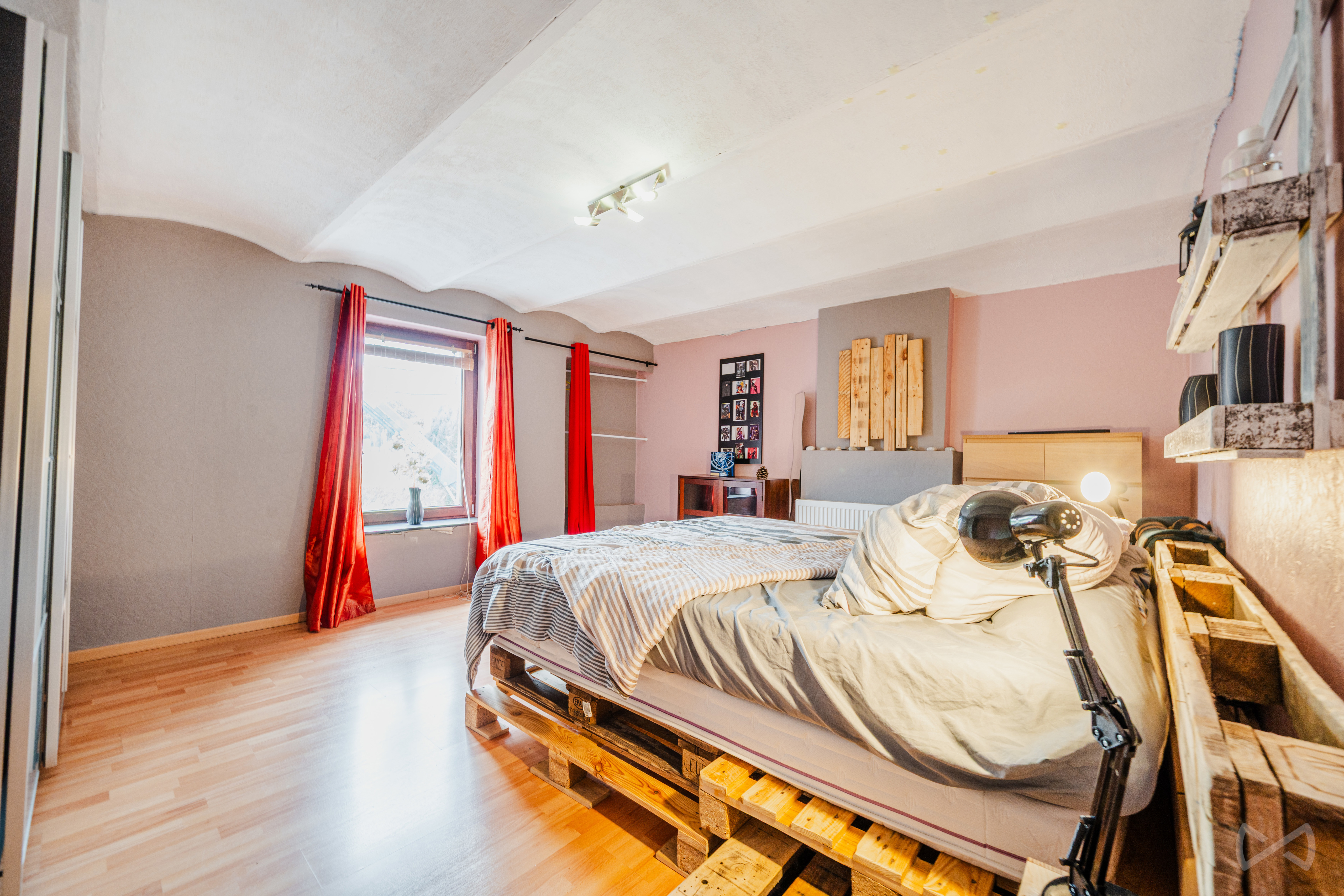 Photo 3 sur 4 pour Maison de deux chambres à Roux