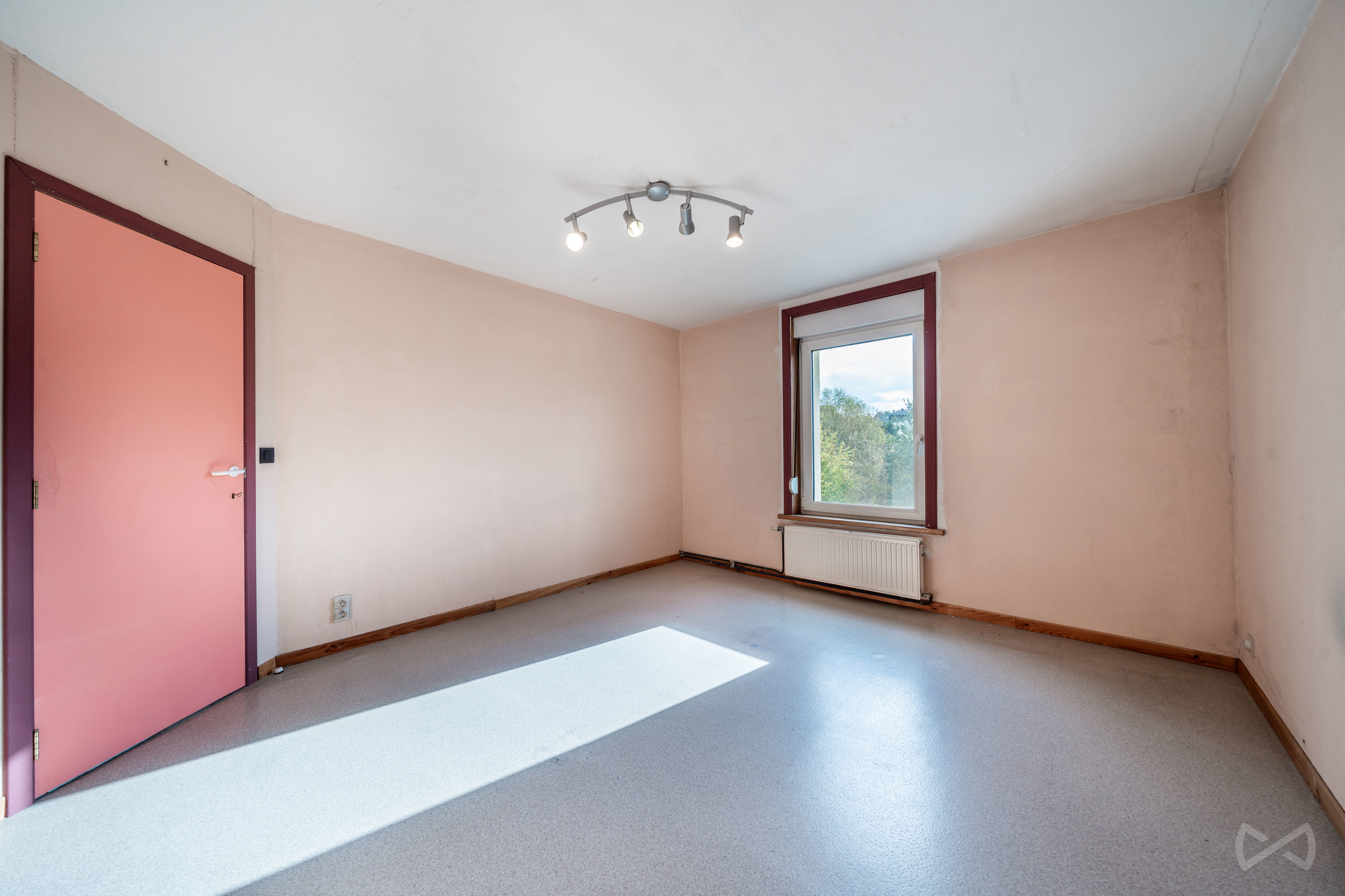 Picture 1 of 4 for House with five bedrooms in Court-saint-Étienne
