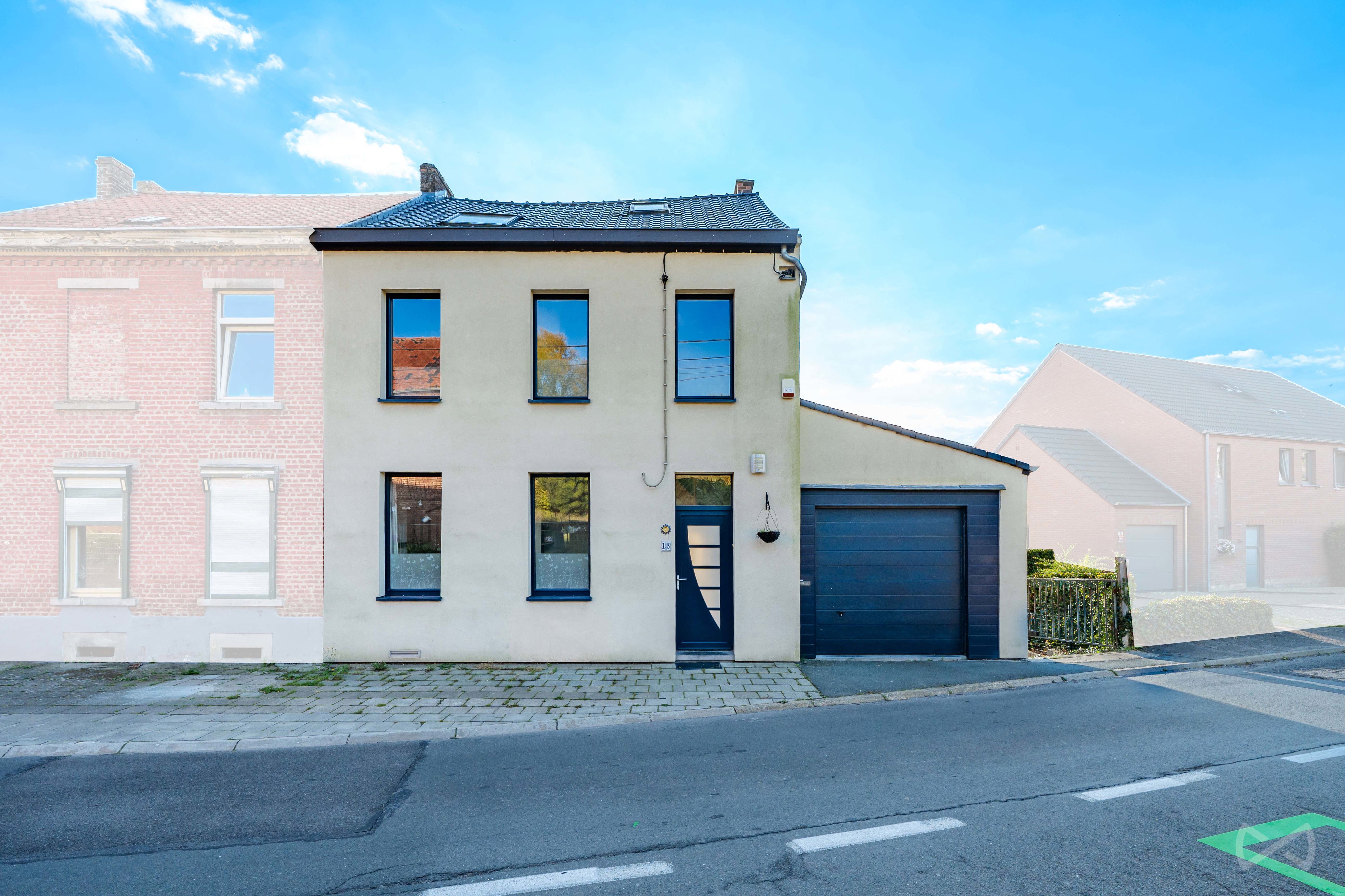 Picture 2 of 3 for House with five bedrooms in Court-saint-Étienne