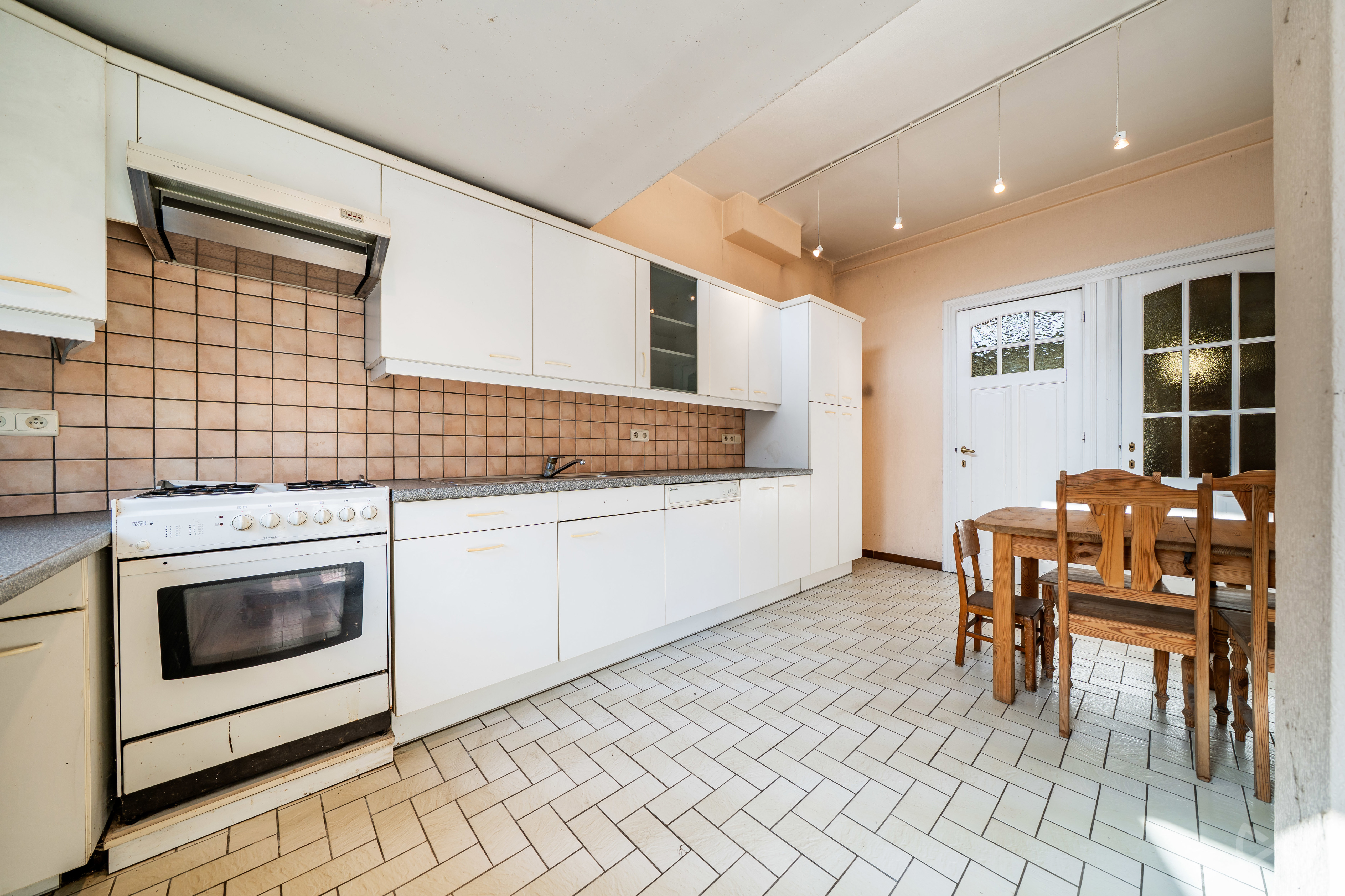 Picture 2 of 4 for Villa with six bedrooms in Marcinelle