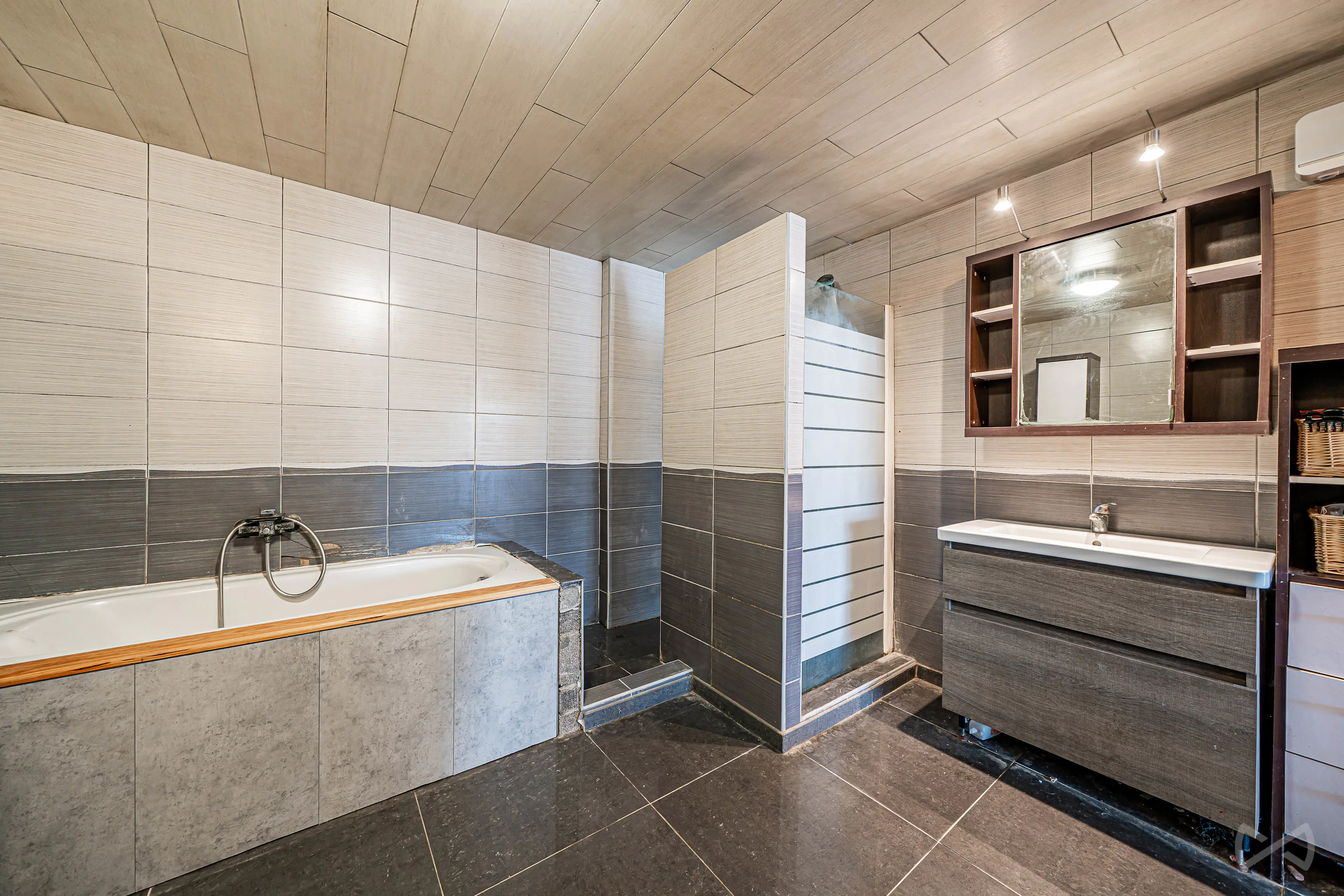 Picture 4 of 4 for House with six bedrooms in Isières