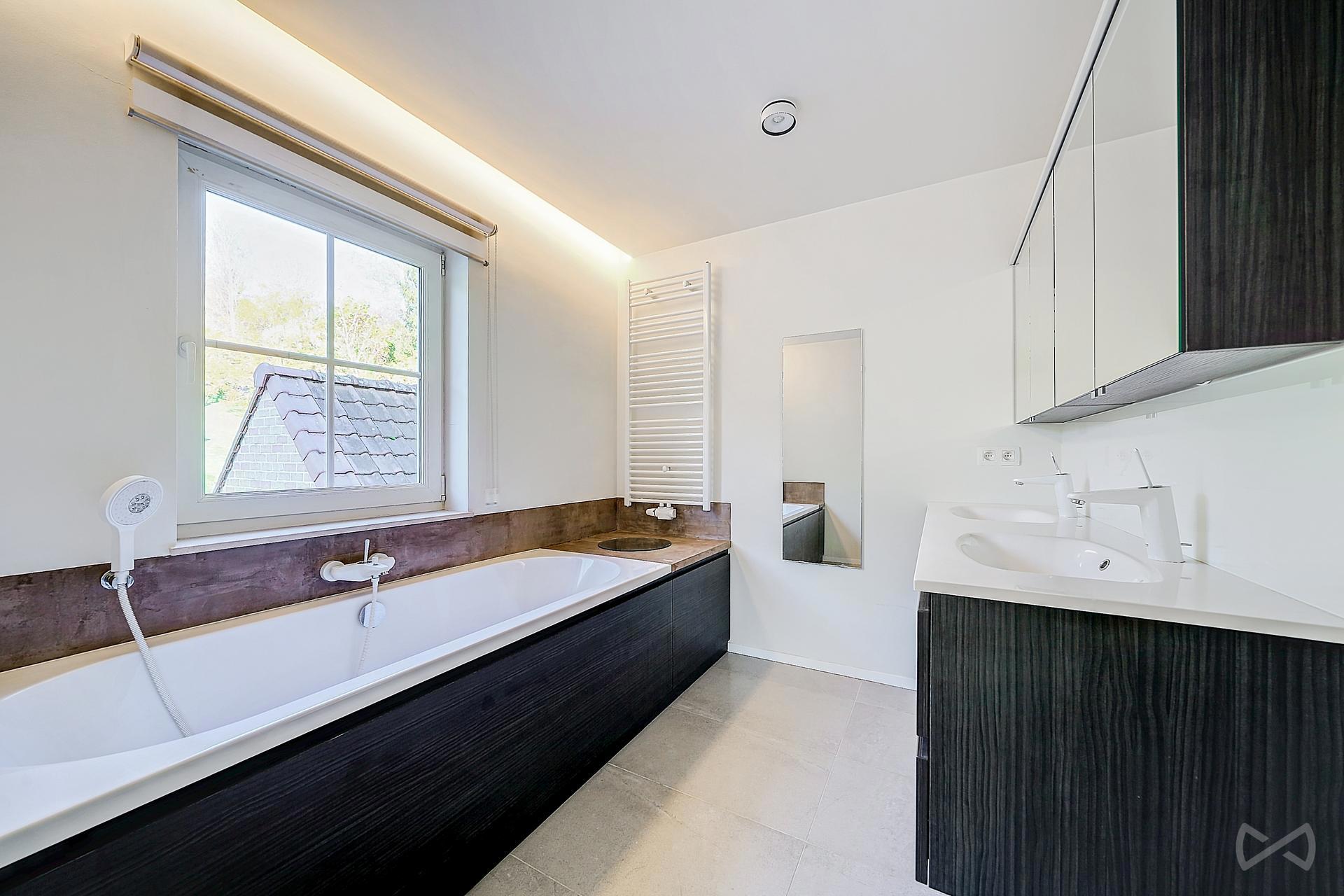 Picture 4 of 4 for House with five bedrooms in Court-saint-Étienne