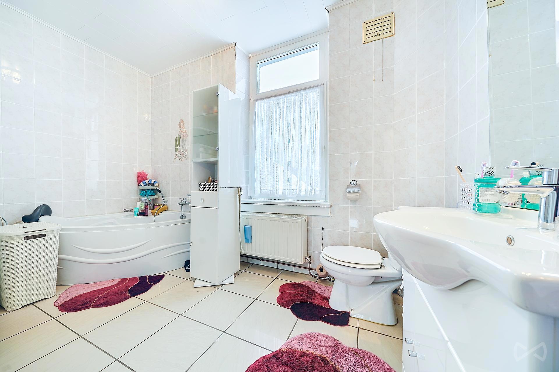 Foto 4 van 4 van Gebouw voor gemengd gebruik met vier slaapkamers in Villers-le-Gambon