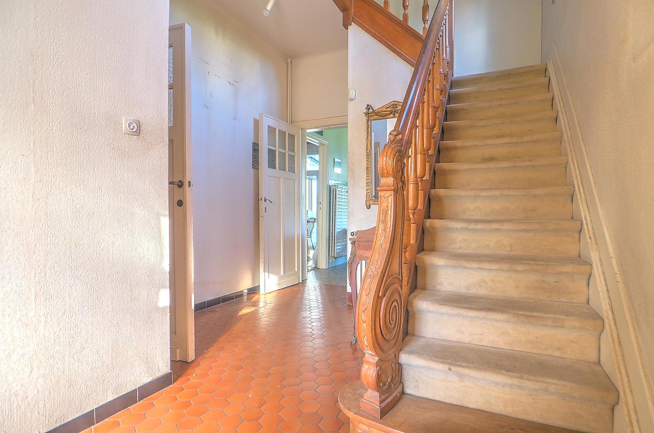 Picture 2 of 4 for House with five bedrooms in Waterloo