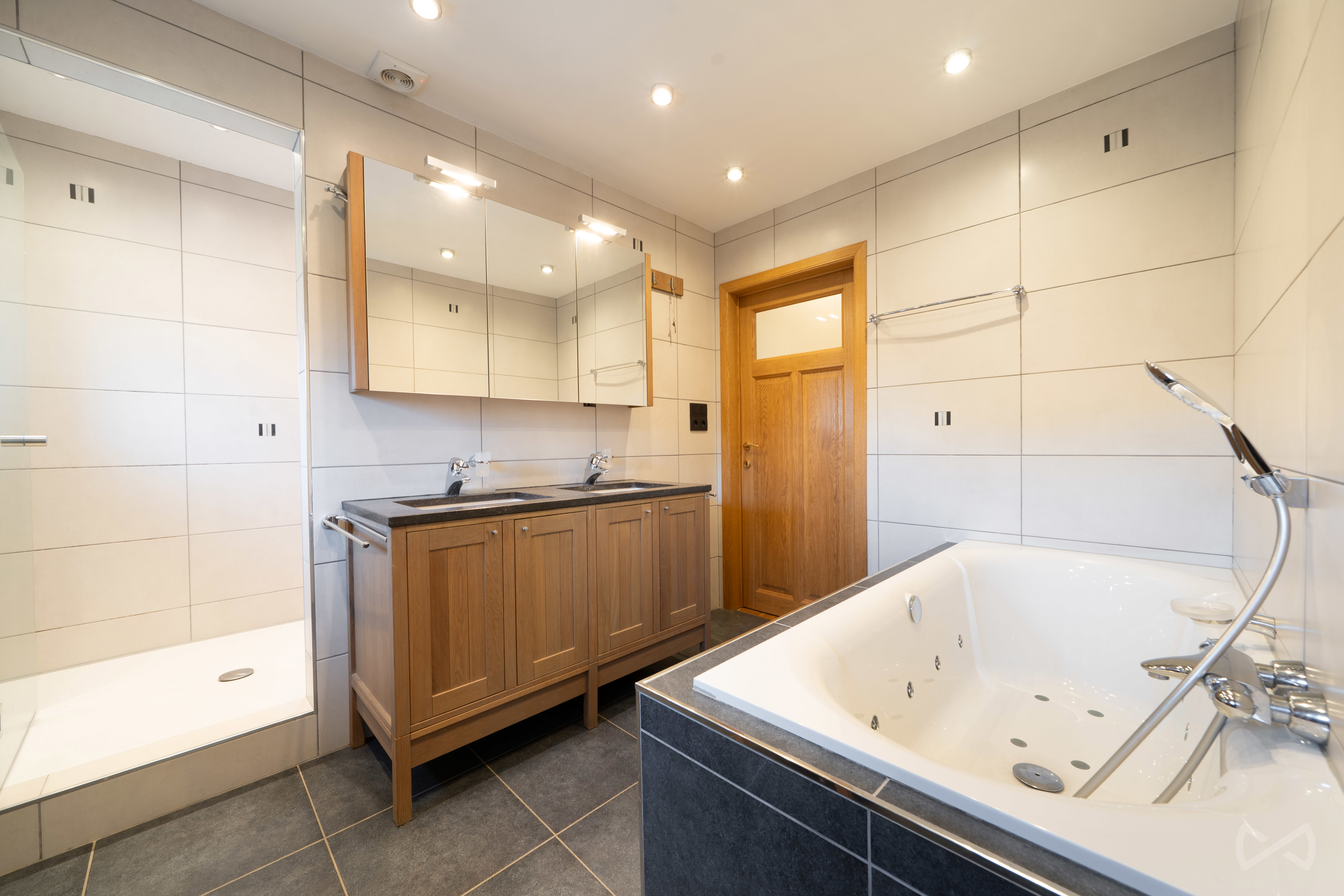 Foto 3 van 4 van Villa met zes slaapkamers in Baudour